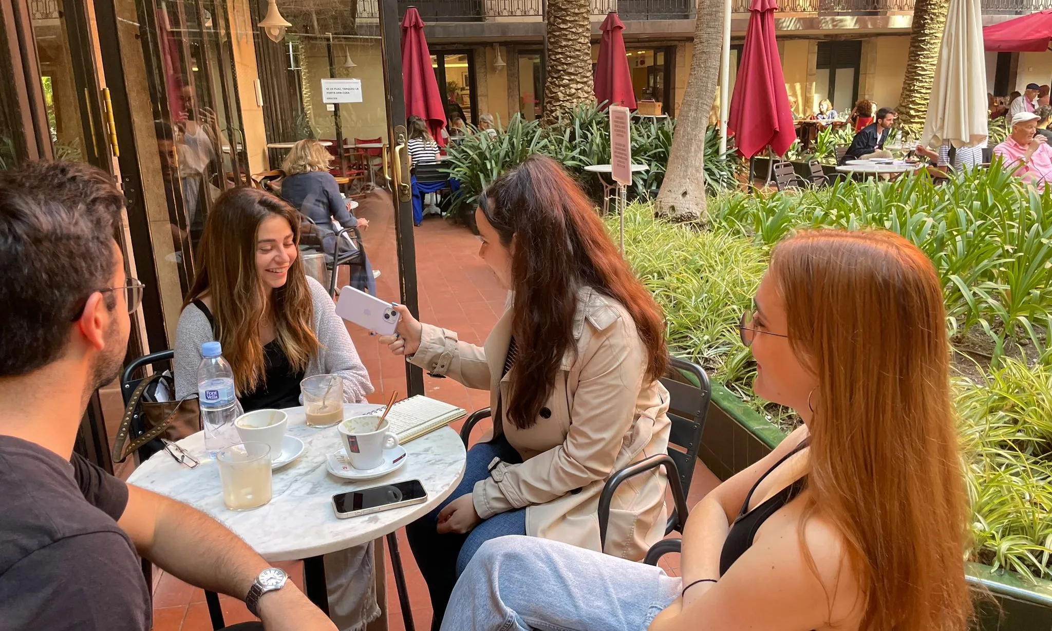 Ona Capel, Lena Casanoves i Martí Serra, membres de Cafè Continental, durant l'entrevista al jardí de l'Ateneu Barcelonès. Font: Colectic.