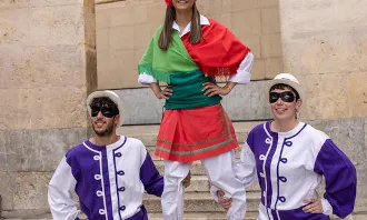 Un grup de persones joves vestides amb la roba de diferents balls tradicionals practiquen passos dels balls al carrer.. Font: Niu d'imatges de la Joventut: sessió Joventut i Cultura. Cultura Popular.