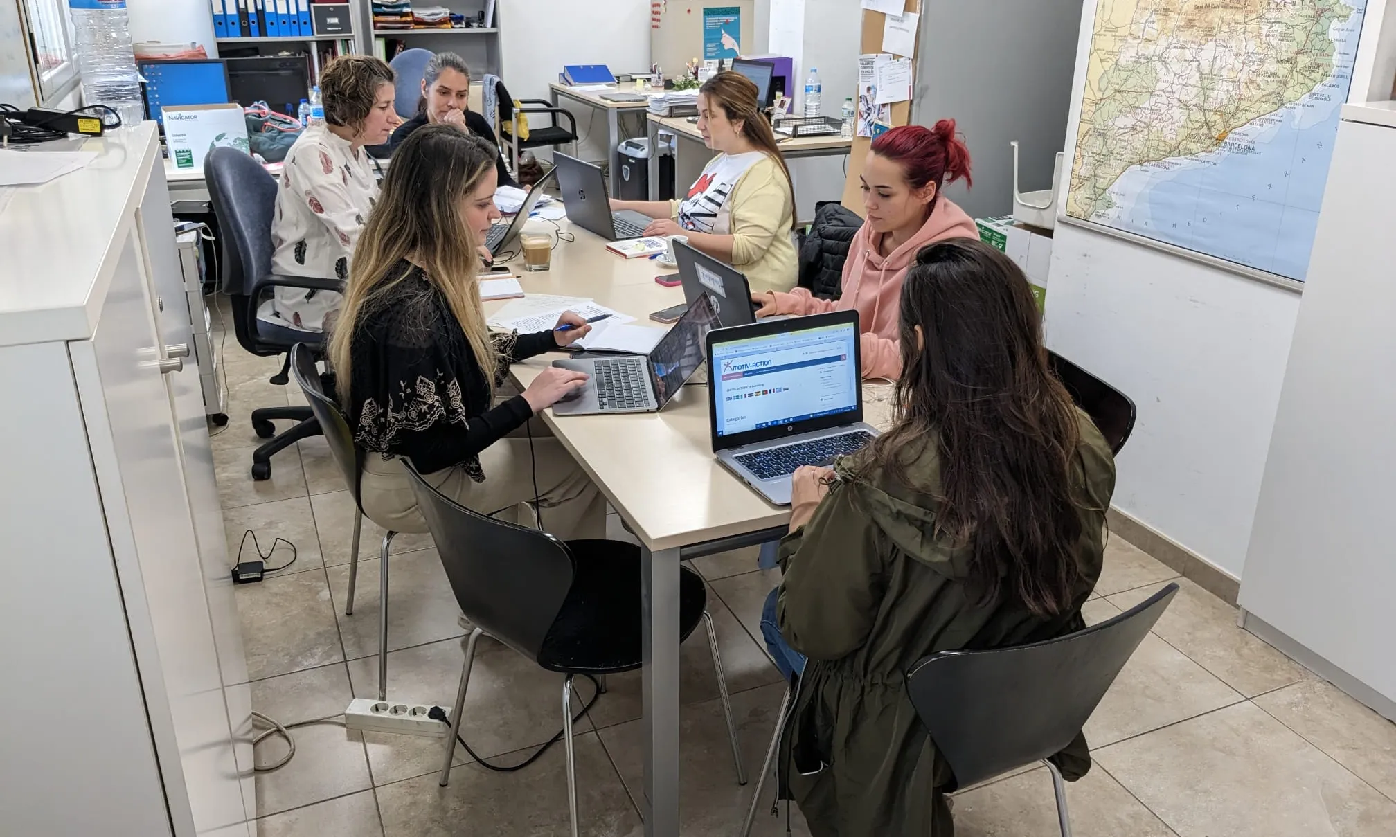 Les membres de l'associació de dones gitanes Drom Kotar Mestipen durant la prova pilot del curs del projecte Motiv-action. Font: FACEPA.