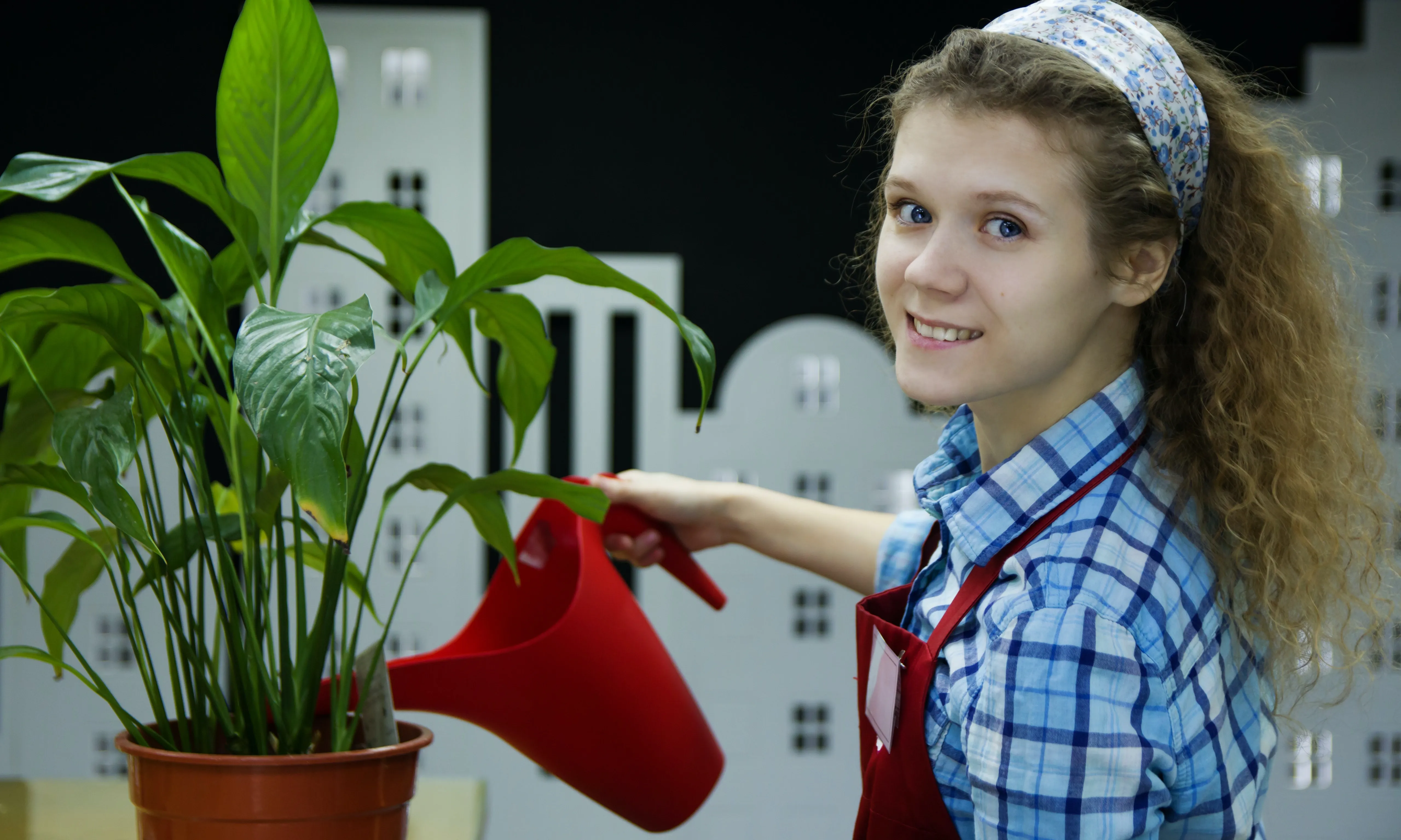Noia regant una planta. Font: Pexels - Anastasiya Gepp Noia regant una planta. Font: Pexels - Anastasiya Gepp