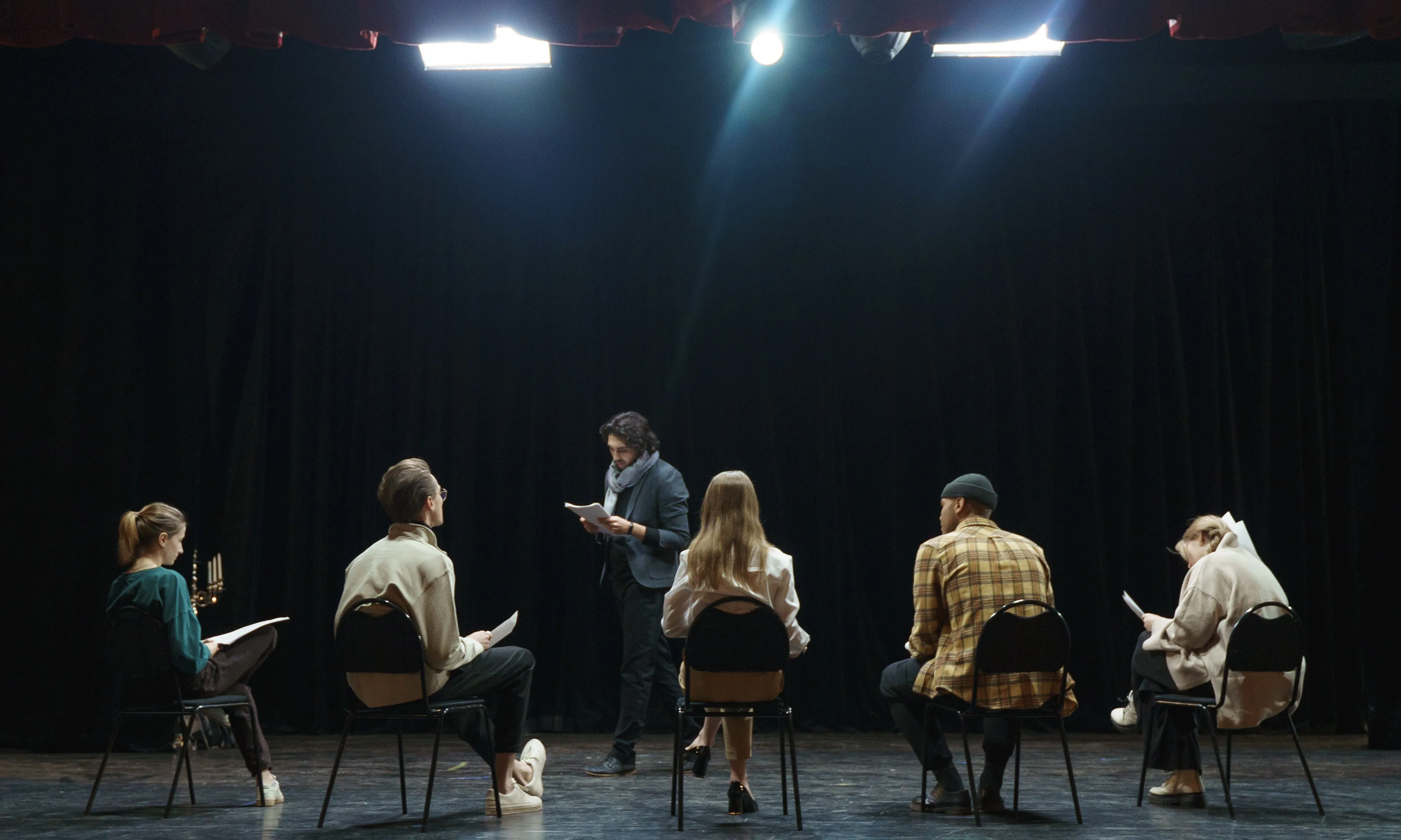 Joves sobre un escenari de teatre assajant. Font: Pexels -cottonbro studio