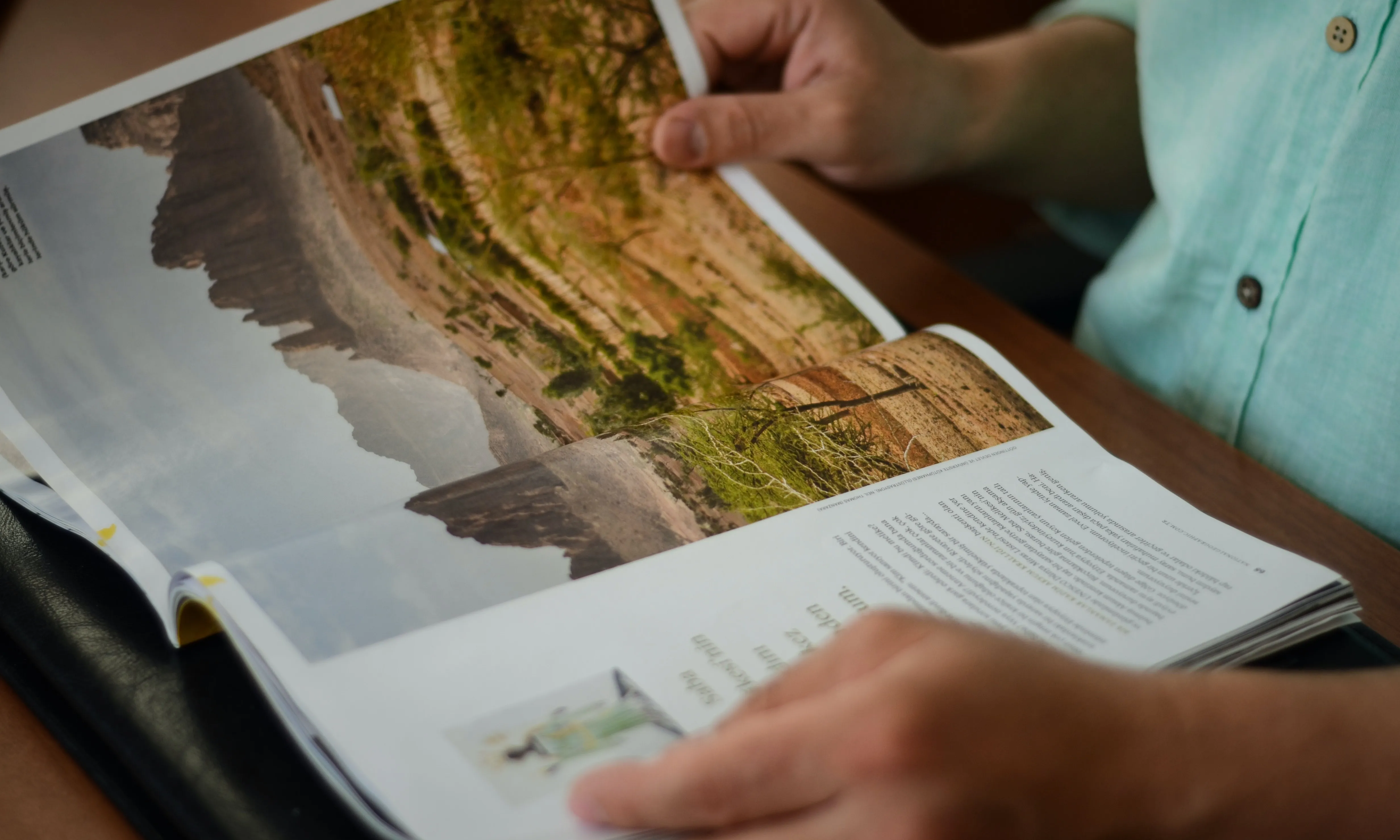 Persona llegint una revista. Font: Pexels - Gül Işık Persona llegint una revista. Font: Pexels - Gül Işık