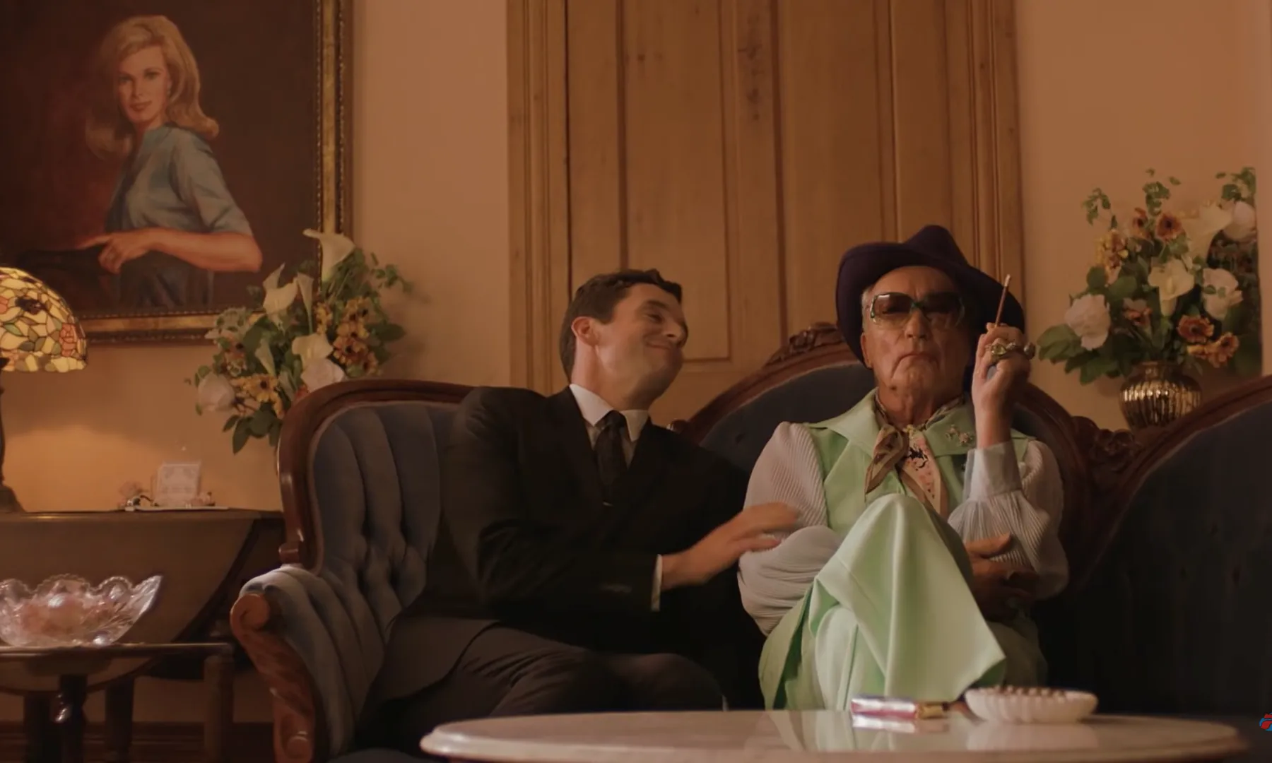 Udo Kier i Jennifer Coolidge protagonitzen 'Swan Song'.