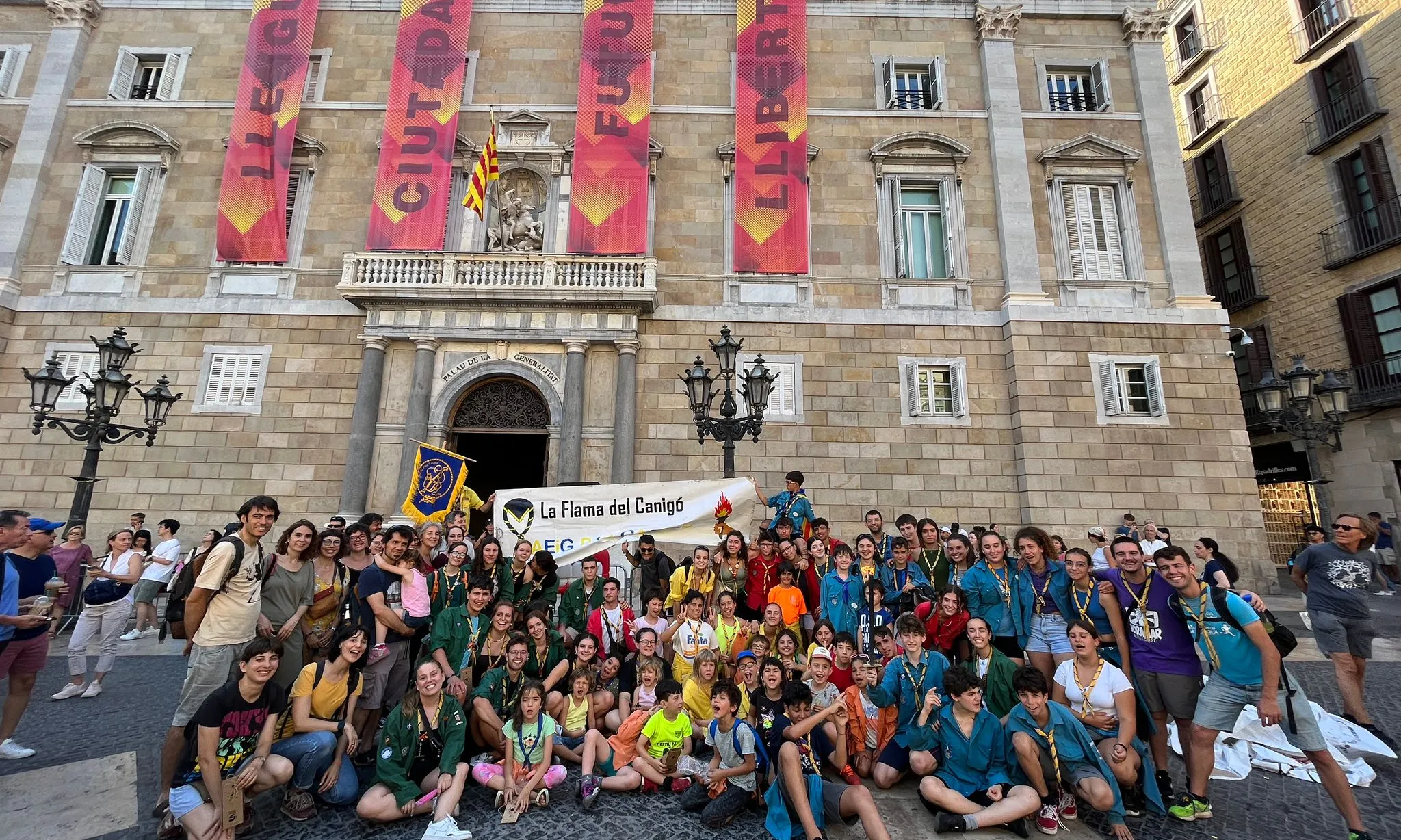 Els agrupaments escoltes i guies que hi participen involucren en aquesta tradició totes les unitats de l'entitat, així com famílies i antics membres. 
