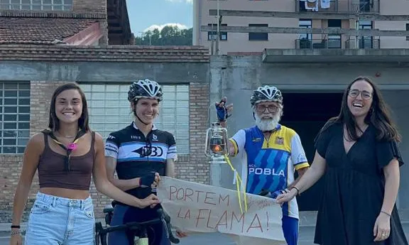 El trajecte per a distribuir la flama des del cim del Canigó es duu a terme mitjançant relleus a peu, en bicicleta o cotxe.