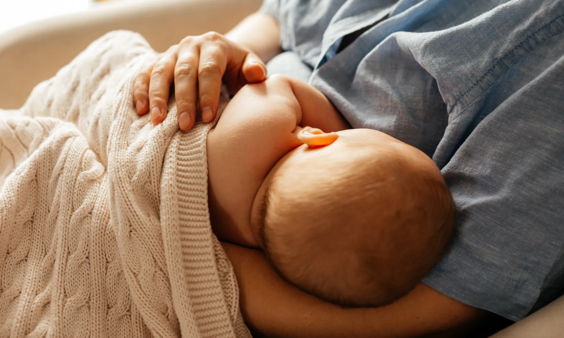 El permís de lactància es pot compartir entre els/les diferents progenitors/es.