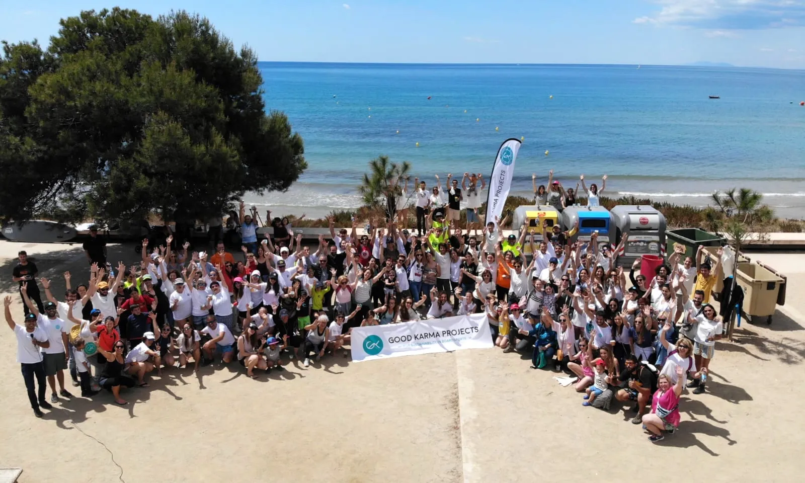 Foto de família durant una de les activitats de recollida de residus de l'entitat.