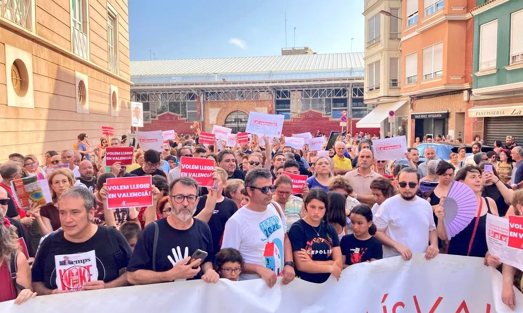 Plataforma va convocar la mobilització a la qual van assistir altres entitats que defensen els drets lingüístics de la ciutadania.