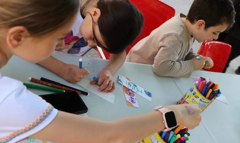 Set de cada deu famílies ateses per Càritas Barcelona redueixen les activitats de lleure per l’escalada de preus.