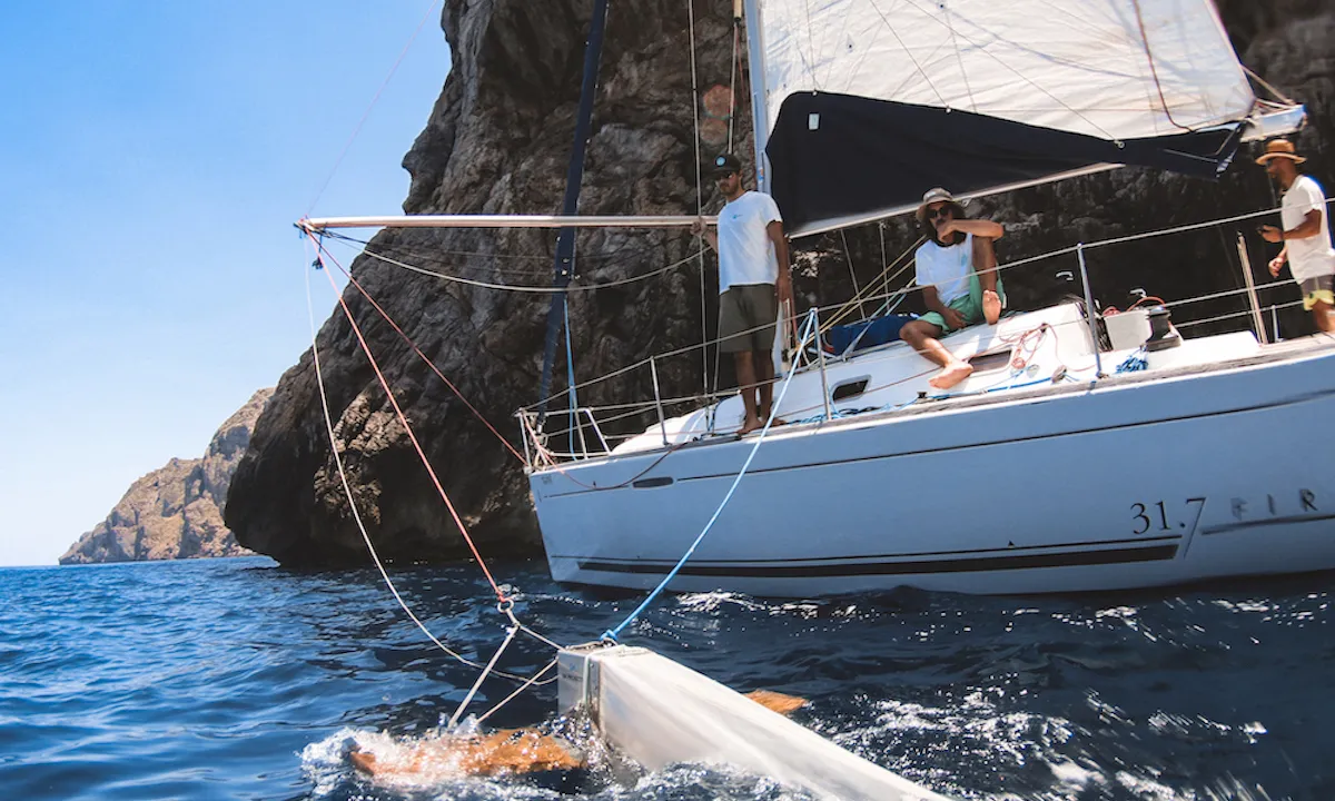 L'equip de Good Karma Projects durant una de les expedicions al mar Mediterrani.