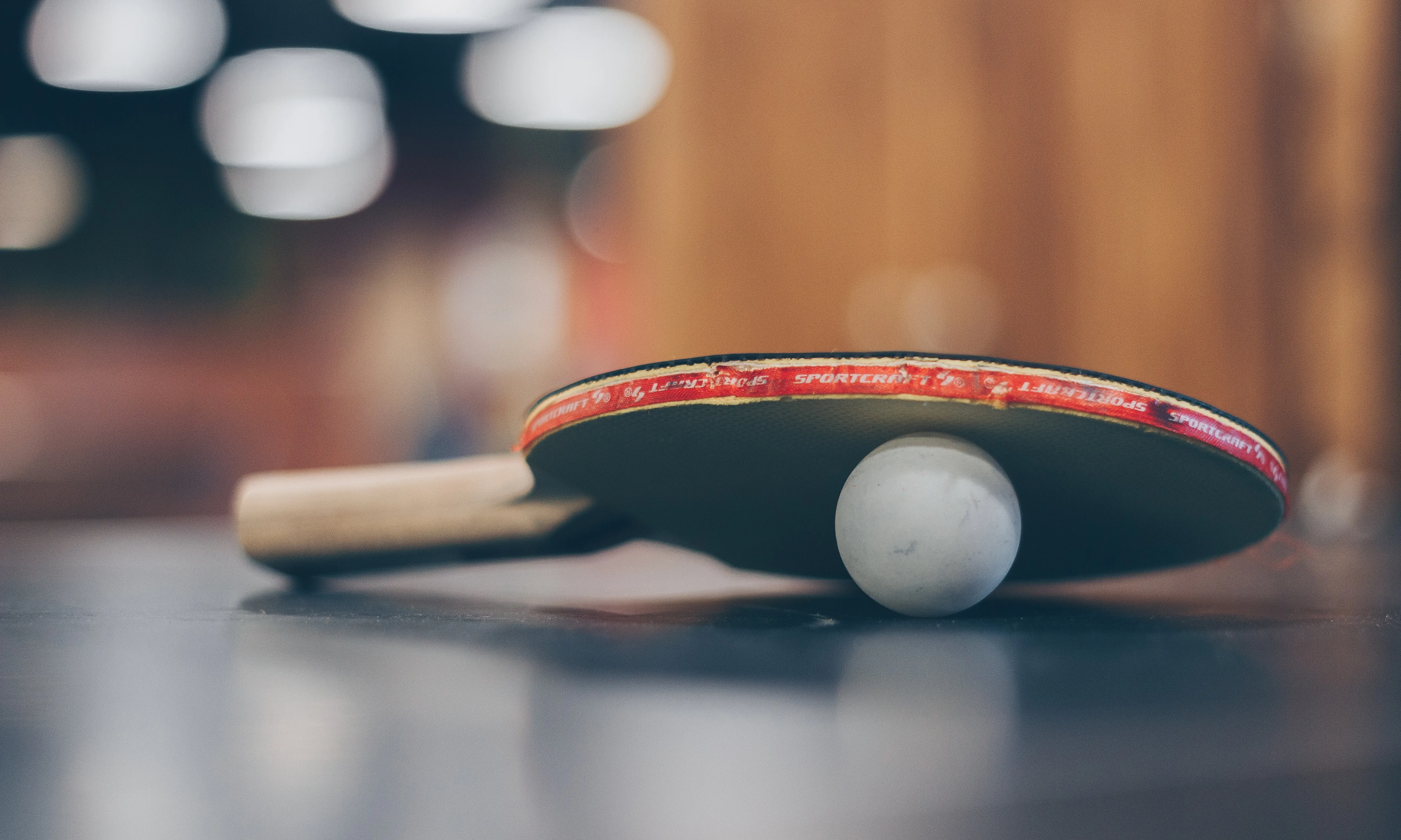 Raqueta i pilota de ping-pong. Font: Pexels - Josh Sorenson