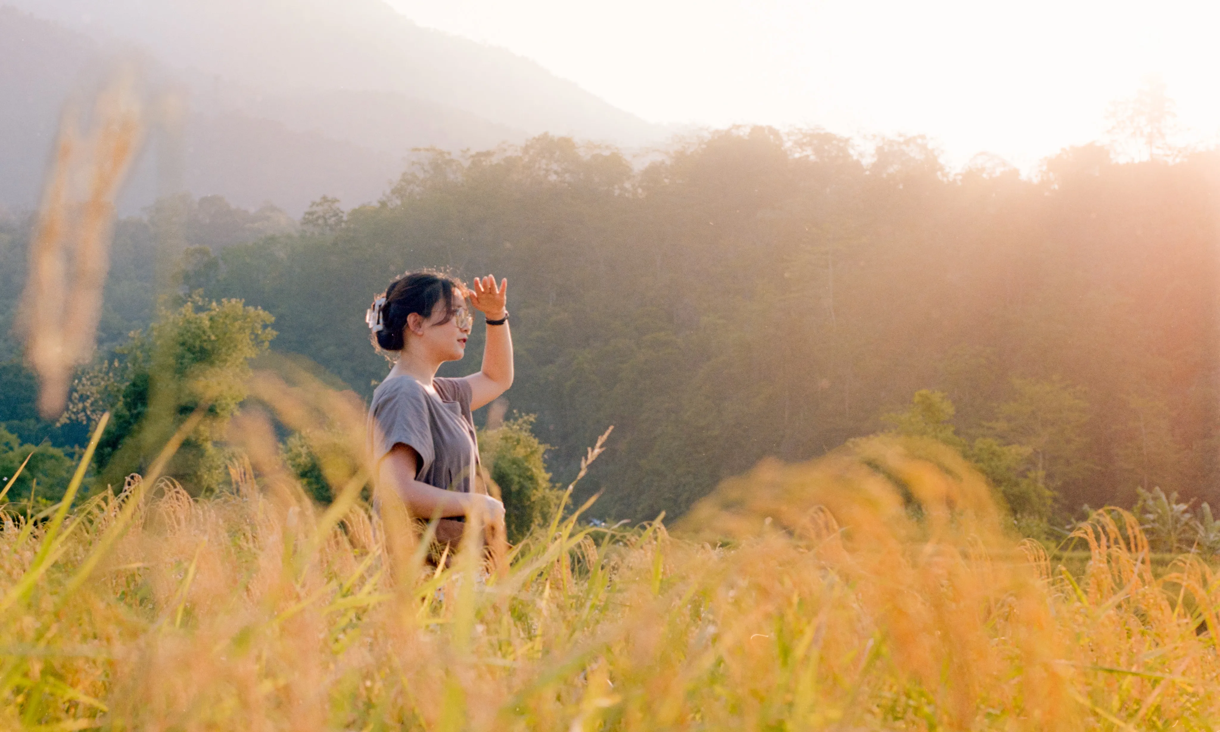 Noia mirant a l'horitzó en un camp. Font: Pexels - Q. Hưng Phạm