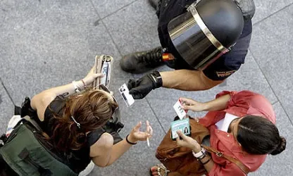 Un agent demanant la documentació a dues dones