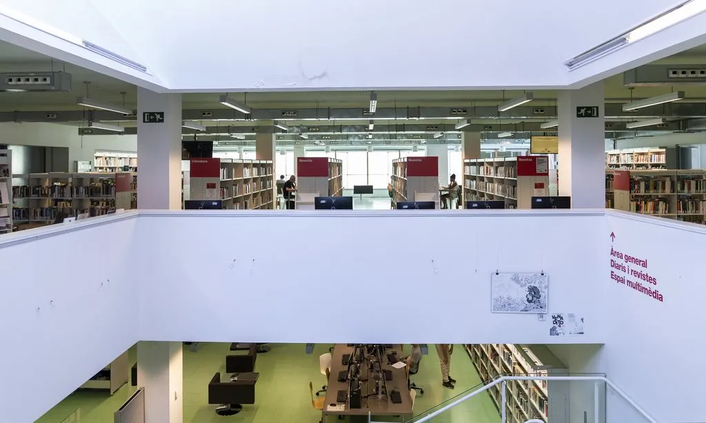 La Biblioteca El Clot - Josep Benet forma part de la xarxa de refugis climàtics de Barcelona.