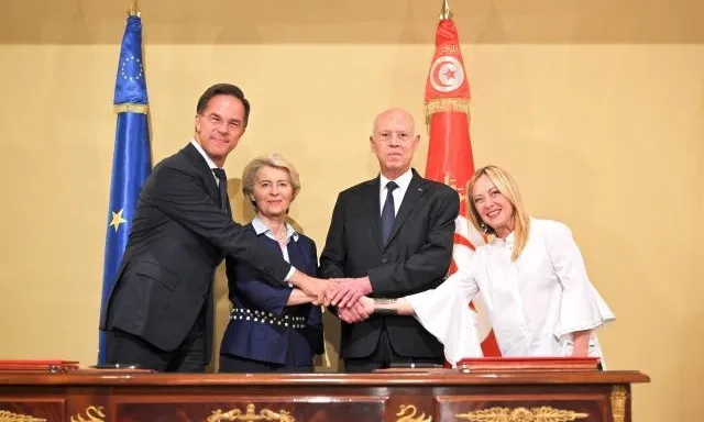 Ursula von der Leyen, Mark Rutte, Giorgia Meloni i Kaïs Saïed, durant la signatura de l'acord.