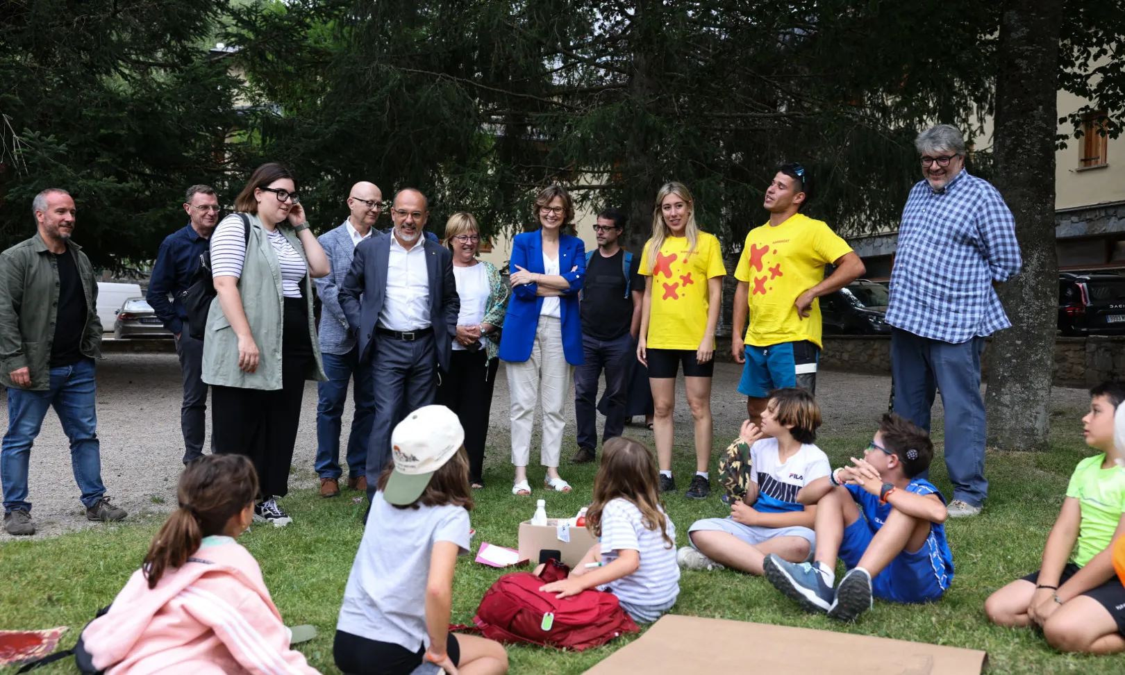 El conseller de Drets Socials, Carles Campuzano, i la consellera d’Acció Exterior i Unió Europea, Meritxell Serret, han visitat l’alberg La Molina Xanascat per conèixer l’experiència d’infants i joves residents a l’estranger.