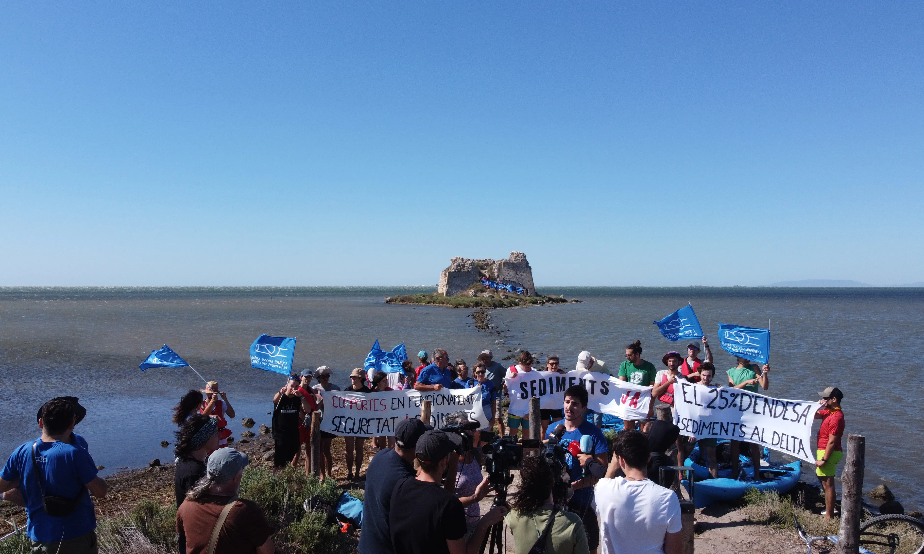 Acció conjunta dels moviments ambientals, joves ecologistes de tot l’Estat espanyol i veïnes del territori per la defensa del riu Ebre i del Delta.