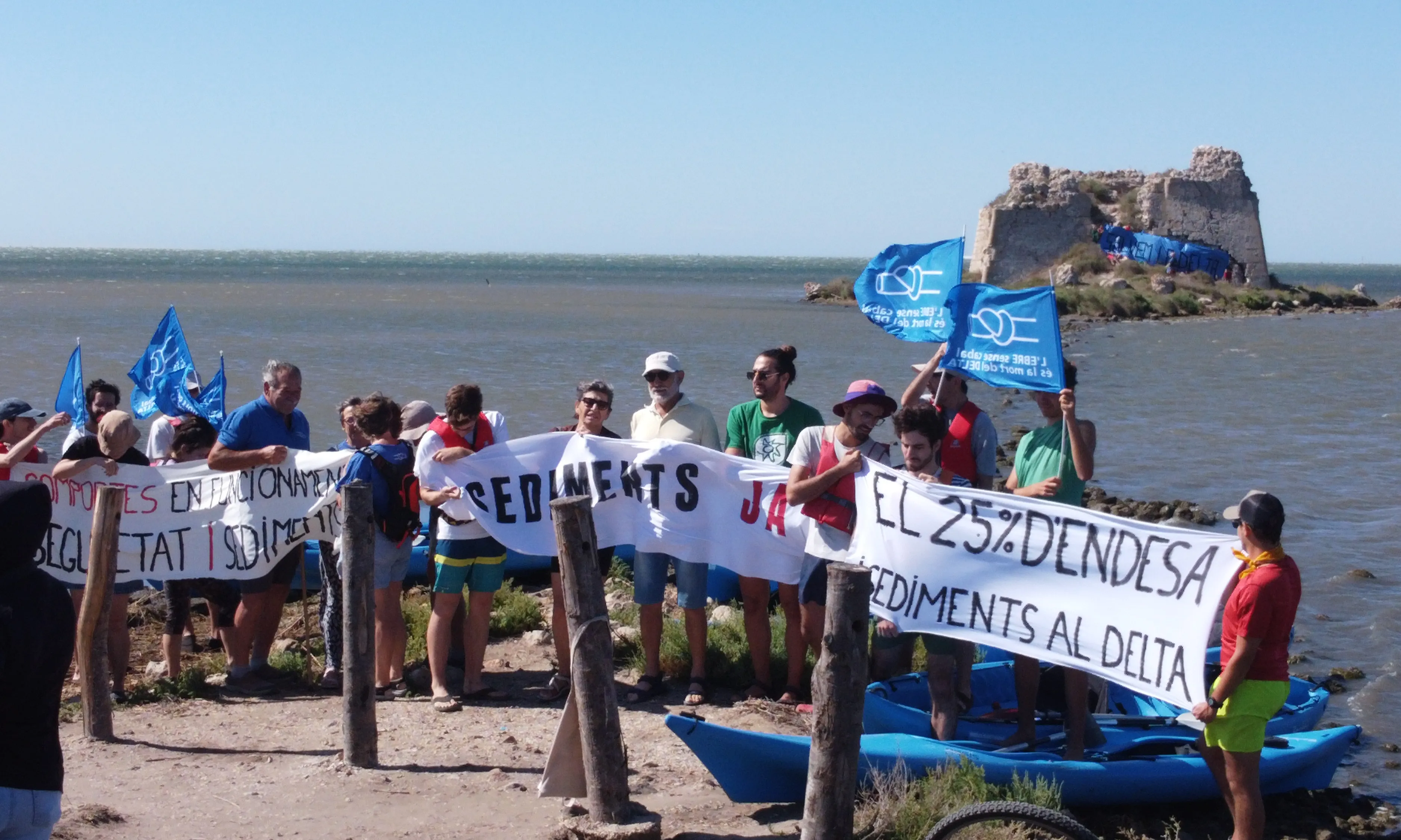 Gairebé un centenar de persones s'han reunit a la Torre de Sant Joan, al Delta de l'Ebre, per reivindicar la necessitat de tenir cura del riu.