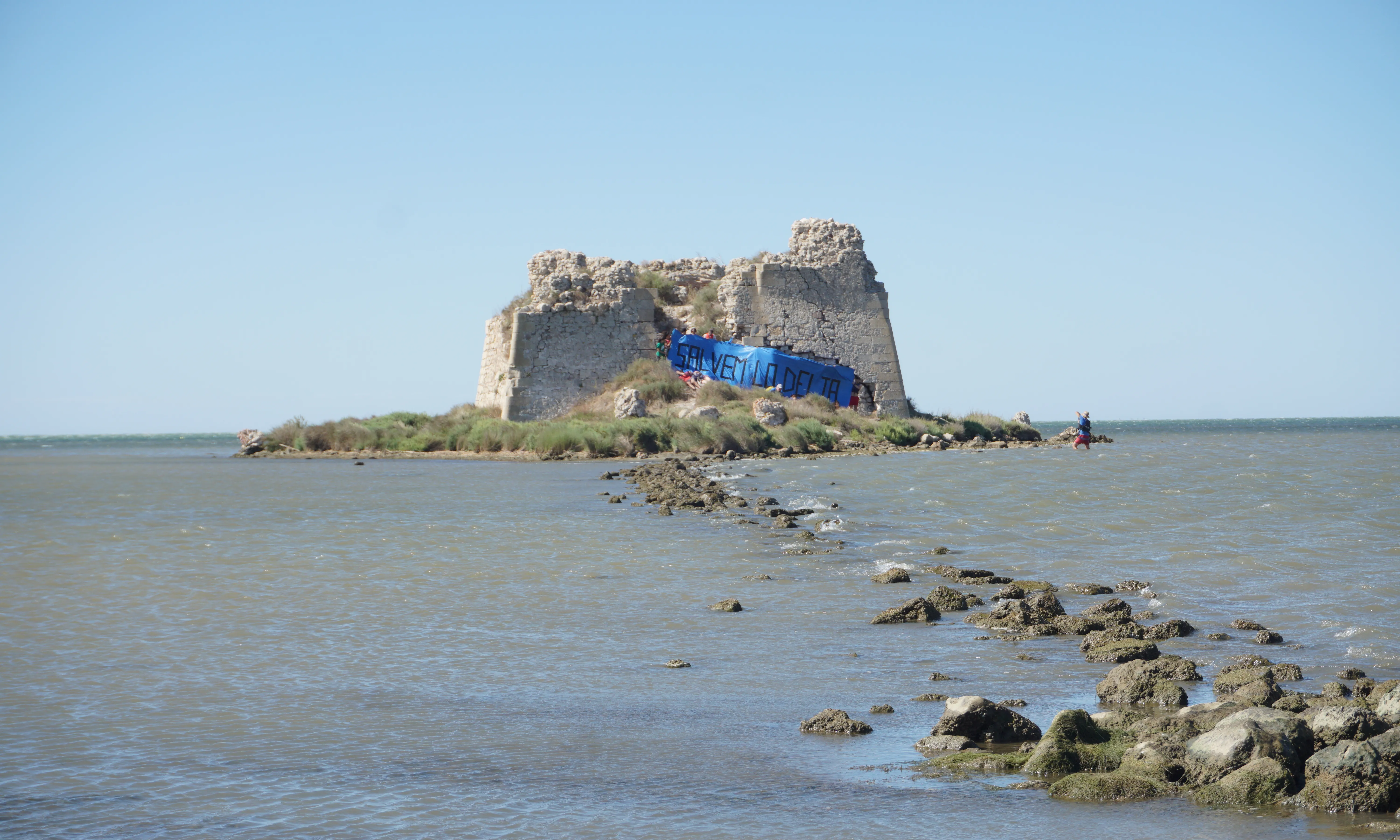 La Torre de Sant Joan, a Amposta, és un element arquitectònic històric, exemple de la degradació d'aquest paratge natural privilegiat.