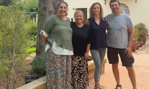 L’acord es va signar amb la representació de la presidenta d’EscolesCoop, Marta Rebollar, i els representants de L’ESSpurna, Jordi Segarra i Berta Puig de Doble Via i Raquel Barbier de Combinats.