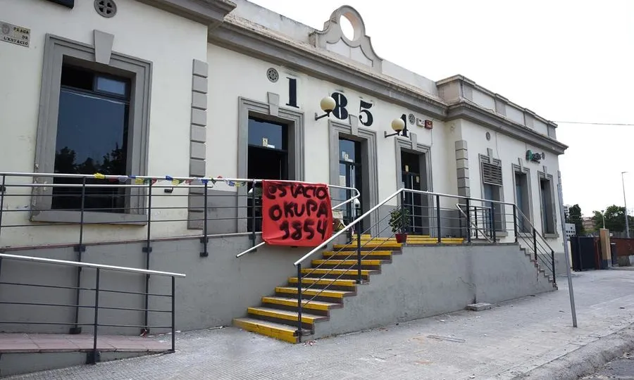 L'estació de tren de Sant Feliu de Llobregat és de les més antigues d'Espanya, i la seva inauguració va ser l'any 1854.