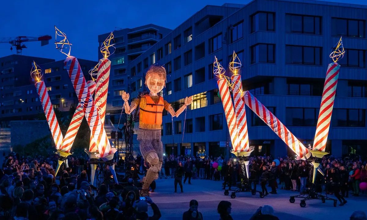 La Cie. L'homme Debout proposa un itinerant pels carrers de Tàrrega.