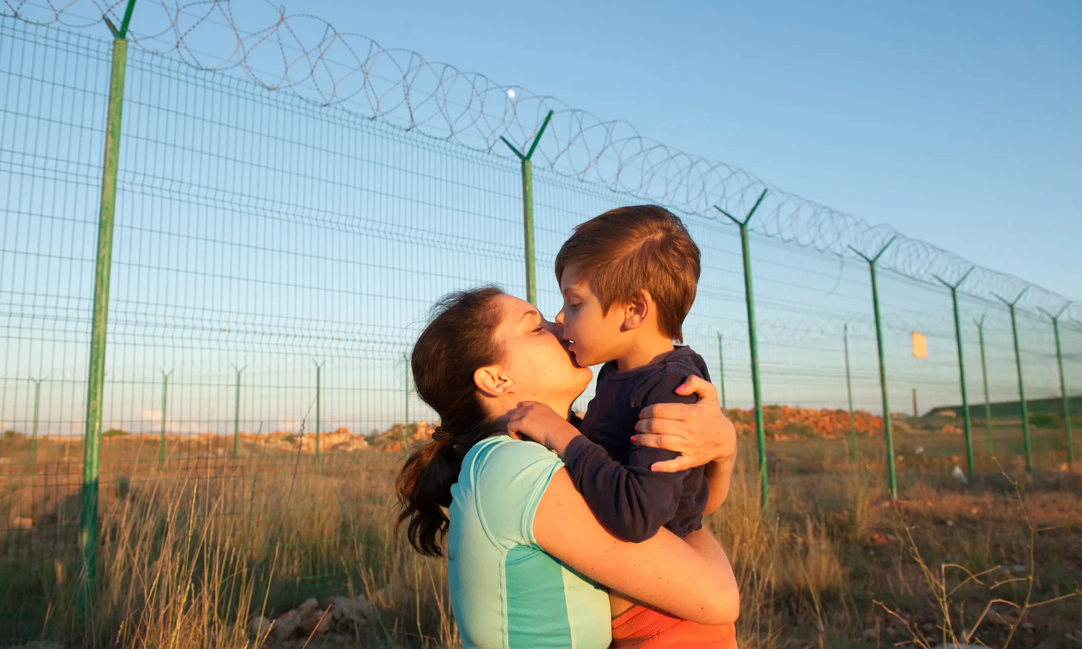 La formació obligatòria i continuada en gènere és, segons l'informe, una de les claus per garantir la mirada feminista en els processos migratoris. Font: iStock.