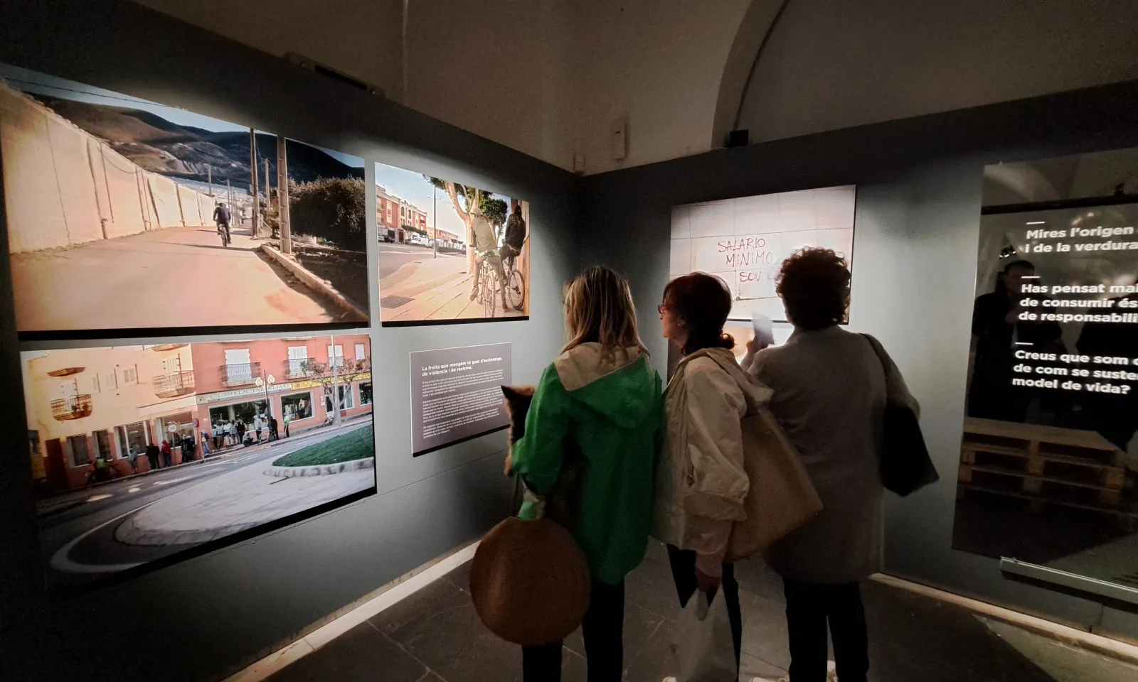L'exposició 'El mar de plàstic' mostra les condicions indignes a les costes d'Almeria.