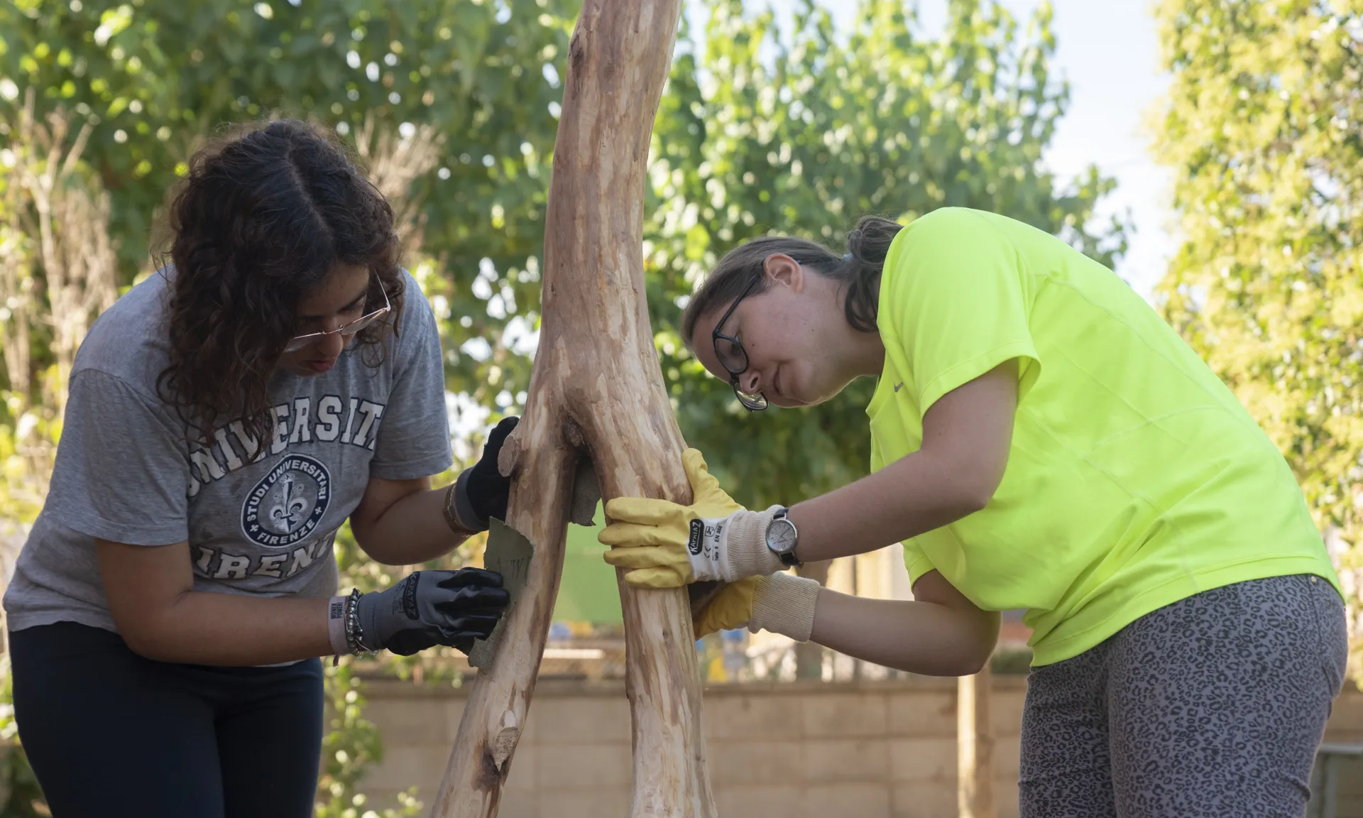 El projecte pretén establir un vincle entre les usuàries i l'entorn mitjançant el Land Art.