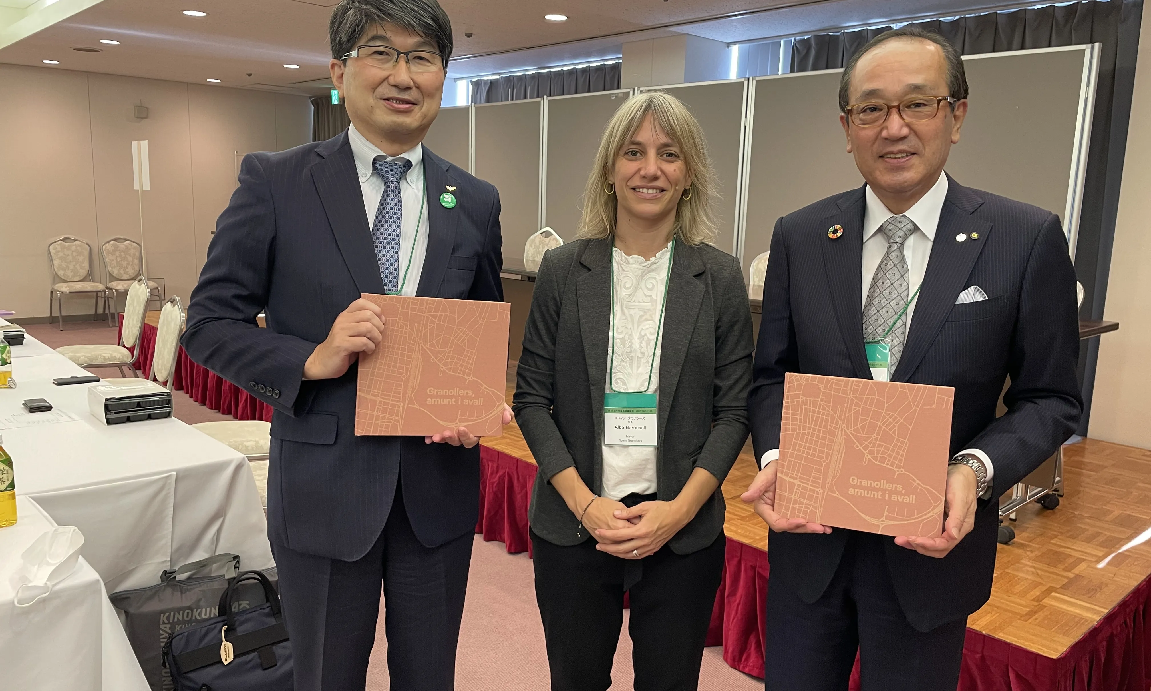 Alba Barnusell, el 2022, amb els alcaldes d'Hiroshima i (aleshores) Nagasaki a la 10th General Conference of Mayors for Peace, celebrada al Japó.