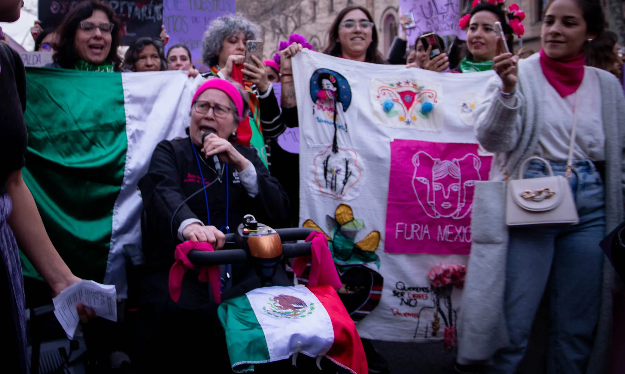Algunes membres de Furia Mexicana durant la marxa del 8 de març a Barcelona.