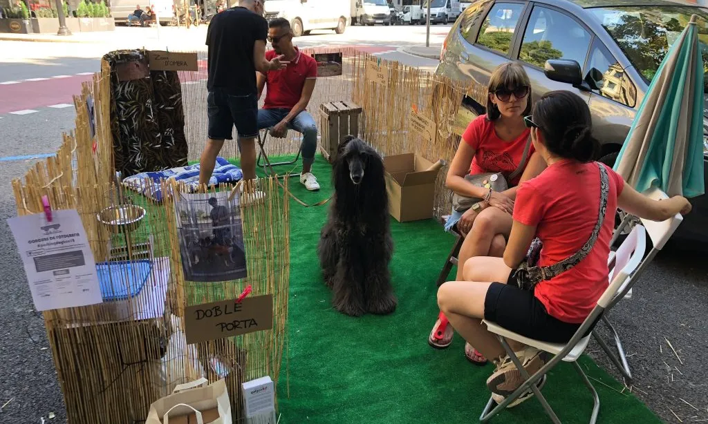 El Park(ing) Day reivindica un model de ciutat centrat en la mobilitat sostenible, l'ecofeminisme i la seguretat ciutadana.