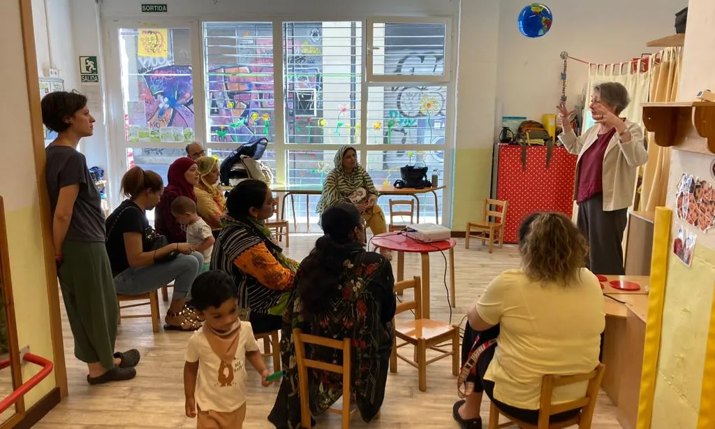 L'associació treballa per acompanyar les famílies vulnerabilitzades del barri antic de Barcelona i per oferir-los suport.