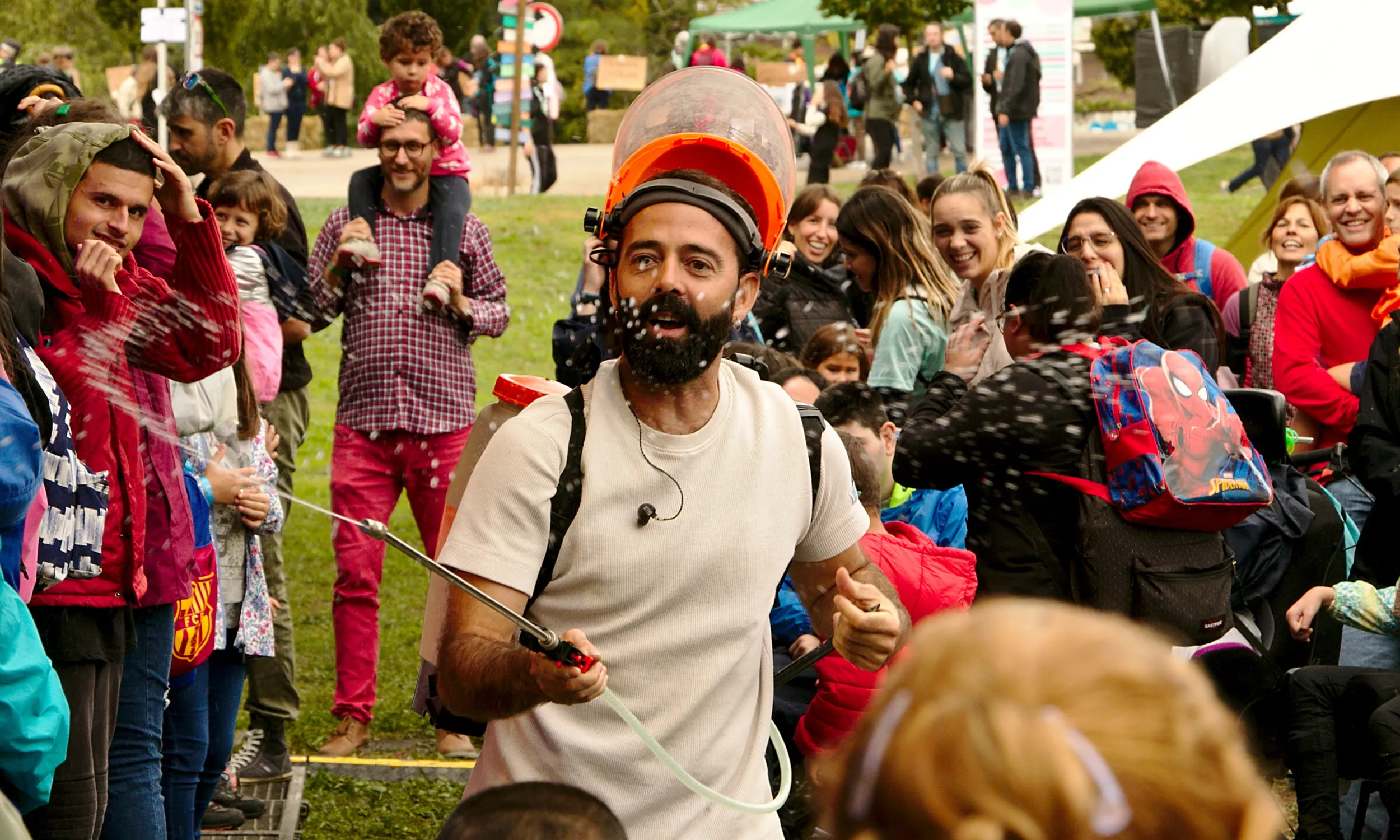 A més de concerts i actuacions teatrals, també es podrà gaudir de tallers, activitats i gimcanes que promocionen els valors de la inclusió, la sostenibilitat i la diversitat.