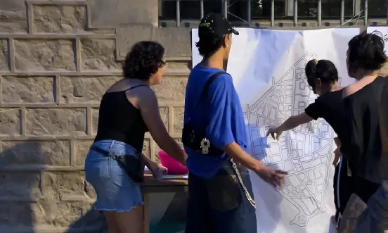 KN60 Lab és un espai de dinamització social dedicat a les joves del barri del Raval de Barcelona que tinguin entre 15 i 25 anys.