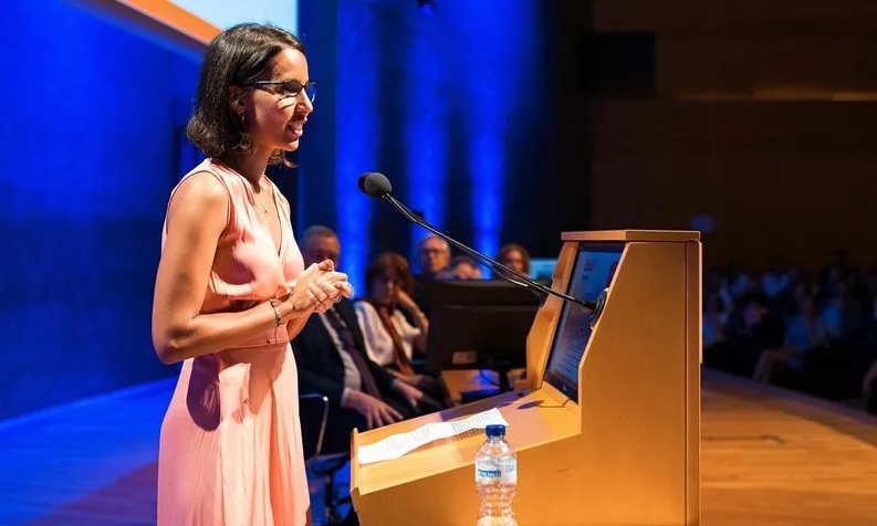 Mahmuda Mohamed a l'acte de graduació de la Facultat Pere Tarrés. 