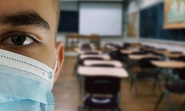 L'alumnat haurà de mantenir la distància de seguretat i portar mascareta a l'escola.