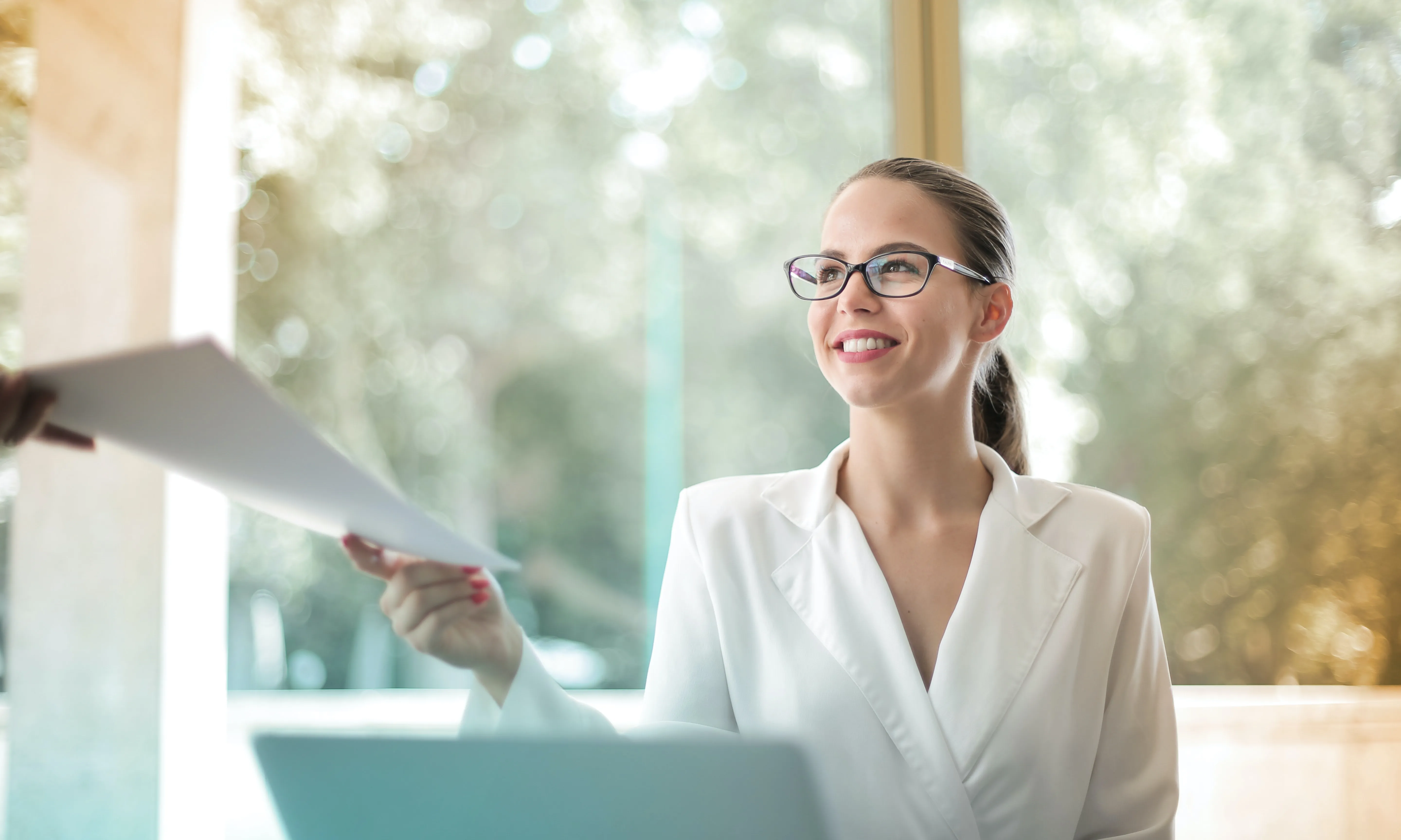 Noia donant un document. Font: Pexels - Andrea Piacquadio