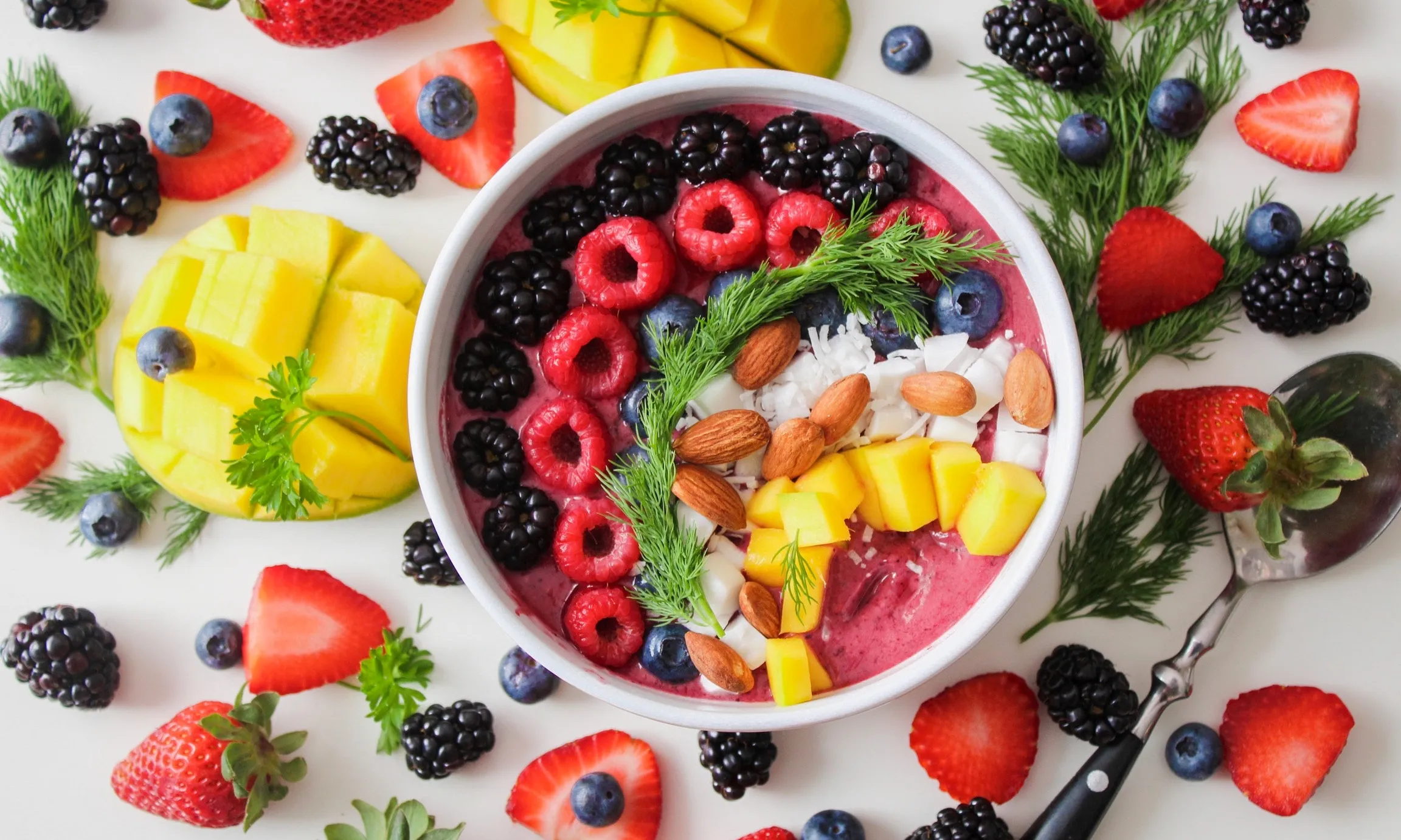 Bol amb fruita i cereals. Font: Pexels - Jane Doan