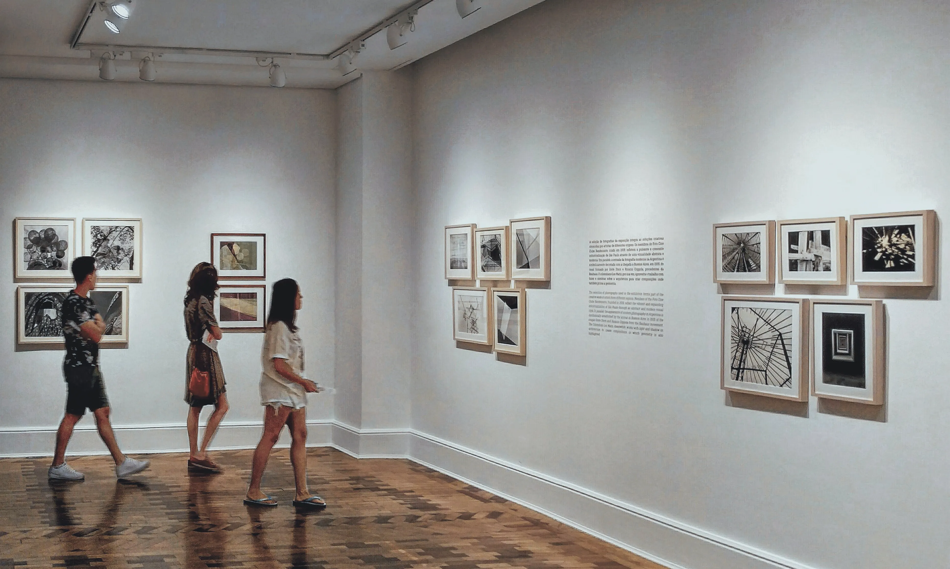 Sala d'un museu d'exposicions. Font: Pexels - Matheus Viana