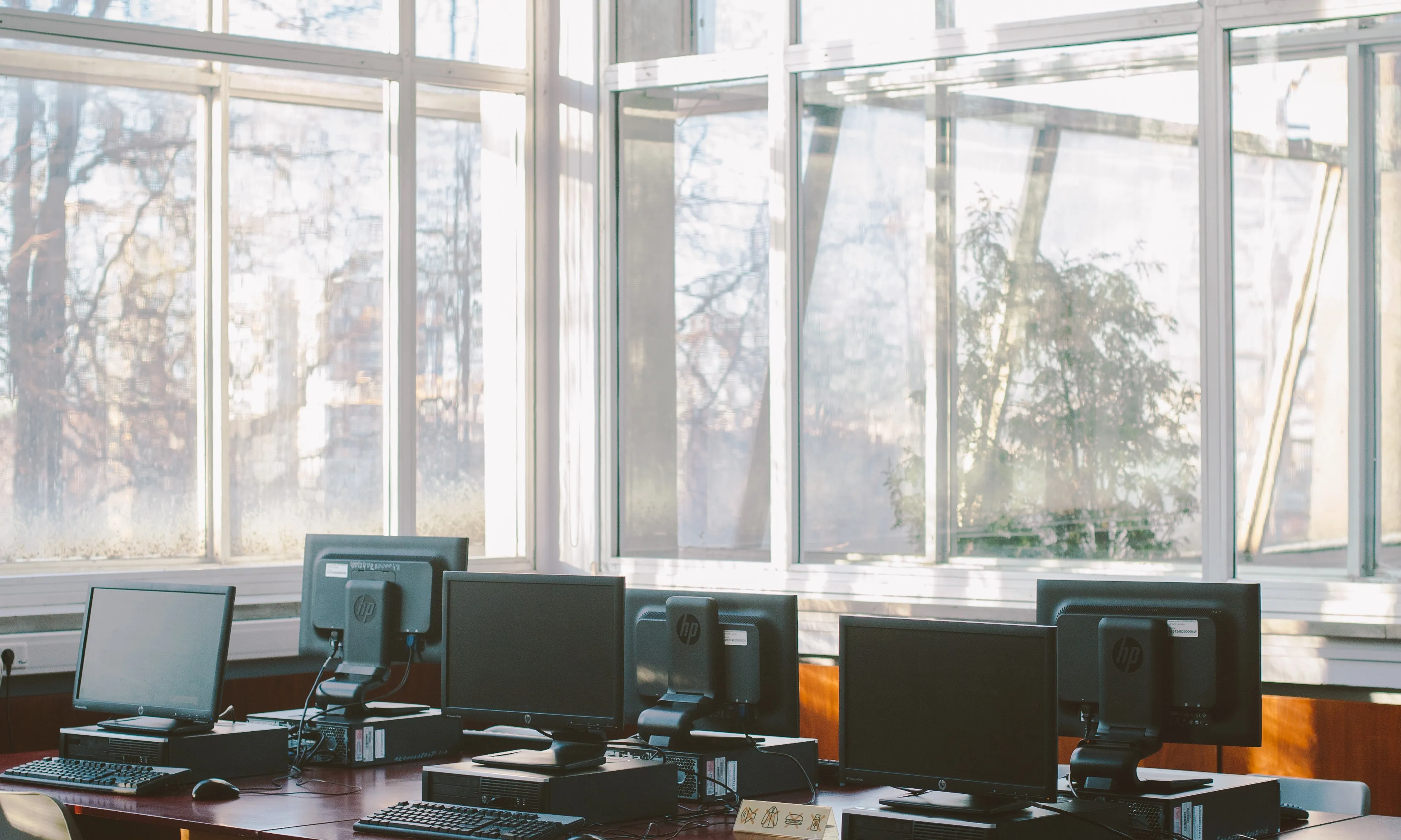 Aula amb ordinadors. Font: Pexels - Polina Zimmerman