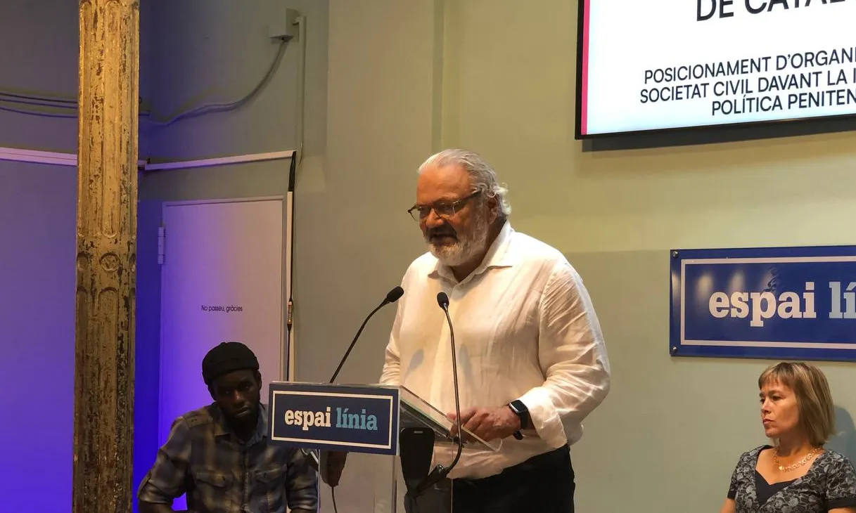 Joan Tamayo, de l'Institut de Drets Humans de Catalunya, durant l'acte en què s'ha fet públic el comunicat.
