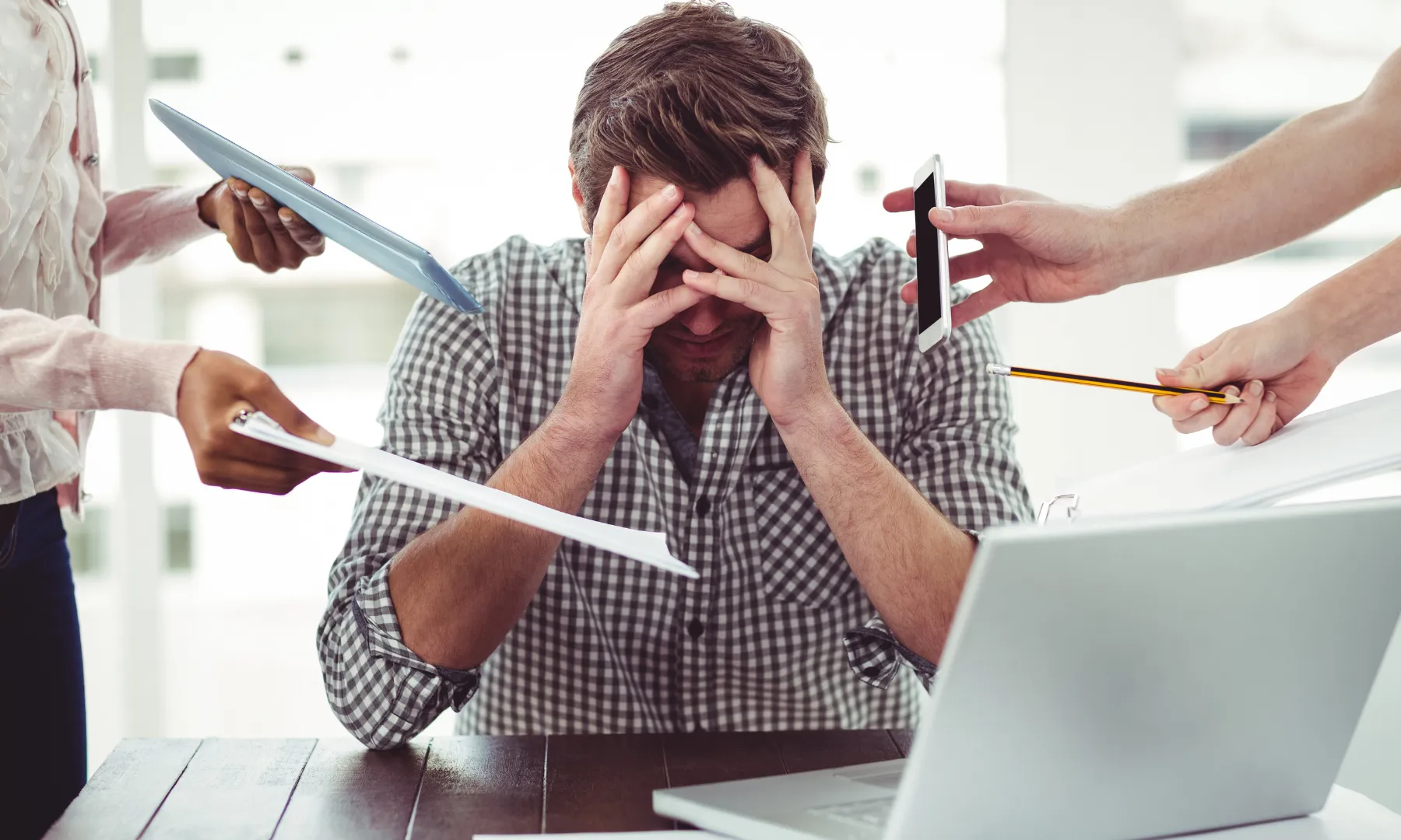 La meditació pot ajudar a combatre l’estrès laboral.