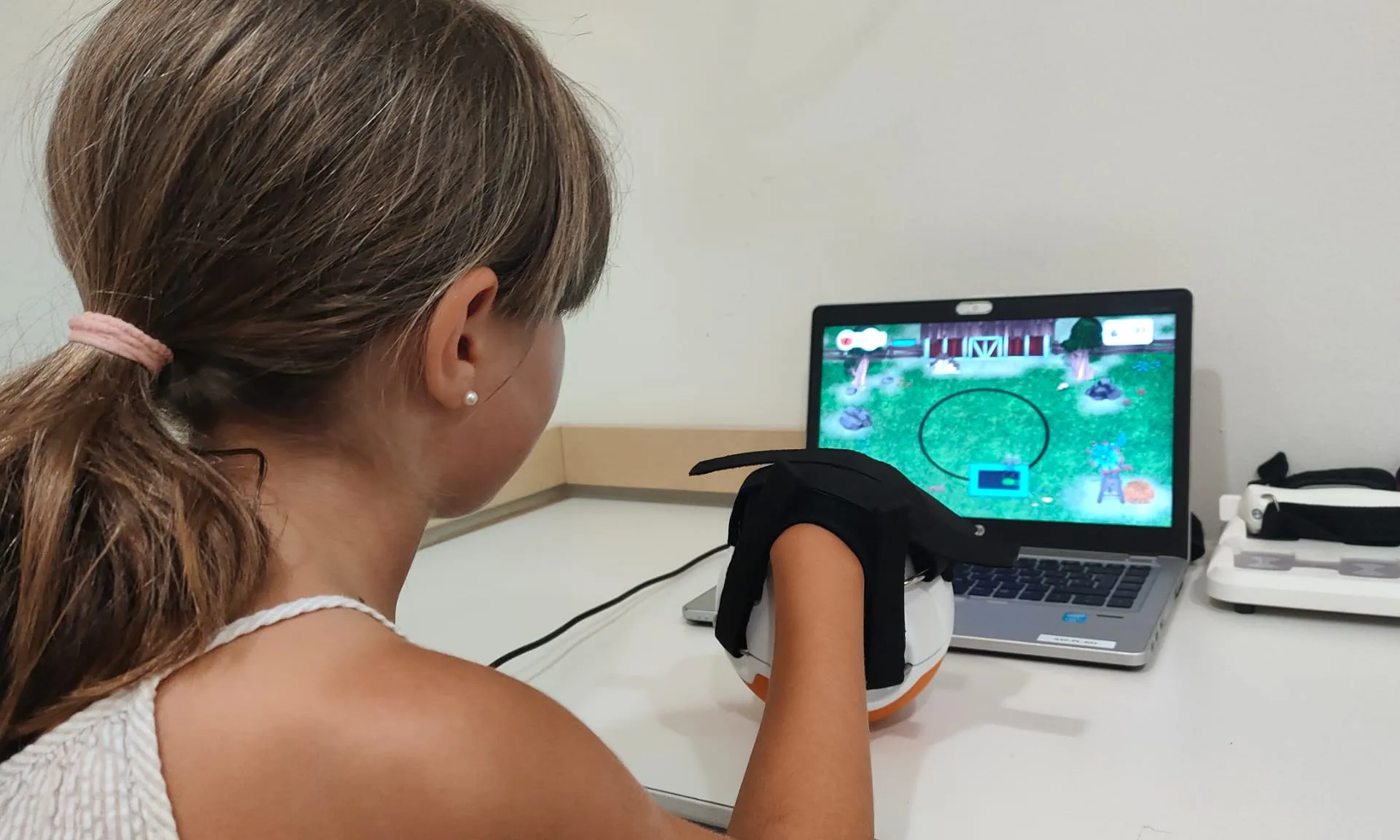 El projecte és pioner en incorporar tecnologies basades en la robòtica i els sensors als tractaments, a través de jocs interactius de realitat virtual.