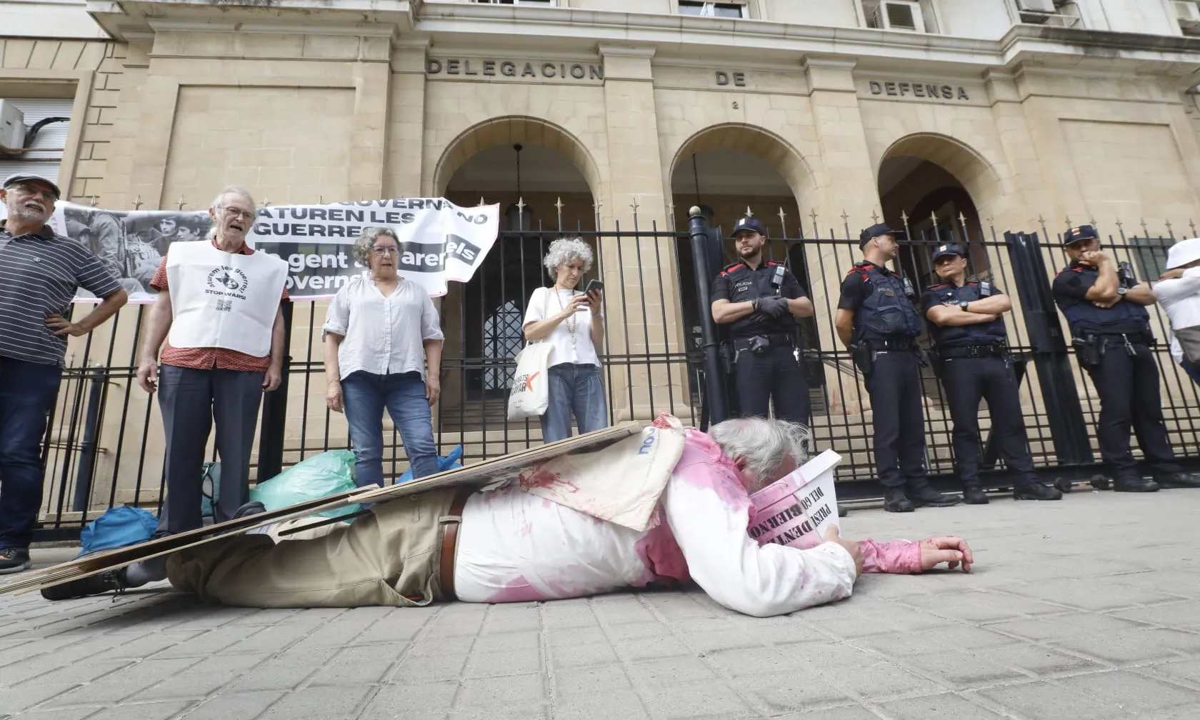 Activistes d''Aturem les guerres', en una acció davant la Delegació de Defensa de Barcelona.