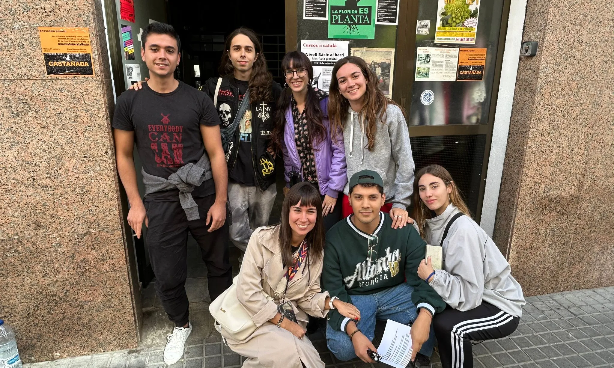 Les membres d'Altaveu Jove a l'entrada de l'espai Pomezia, a la Florida. Font: Colectic.