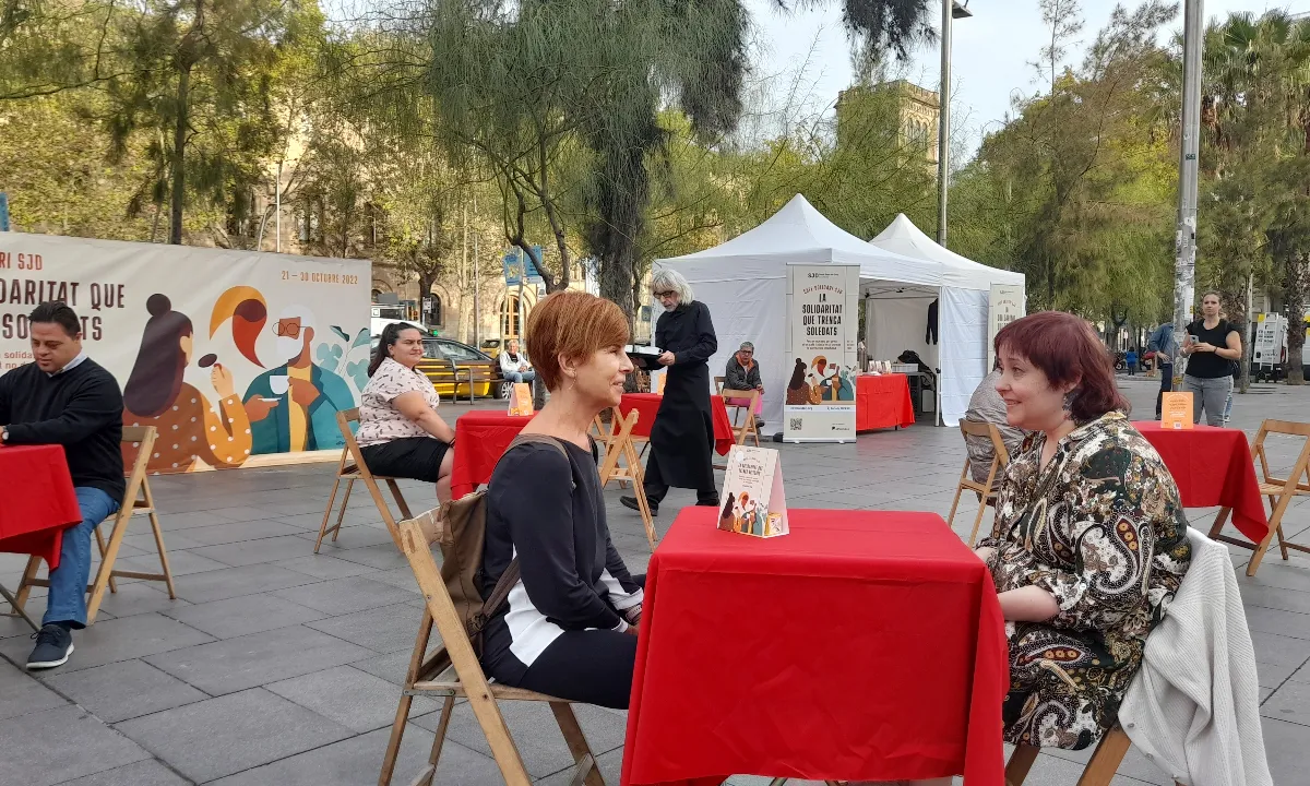 La campanya ‘Cafè Solidari', de Sant Joan de Déu, surt al carrer per fer visibles les situacions de soledat no desitjada.