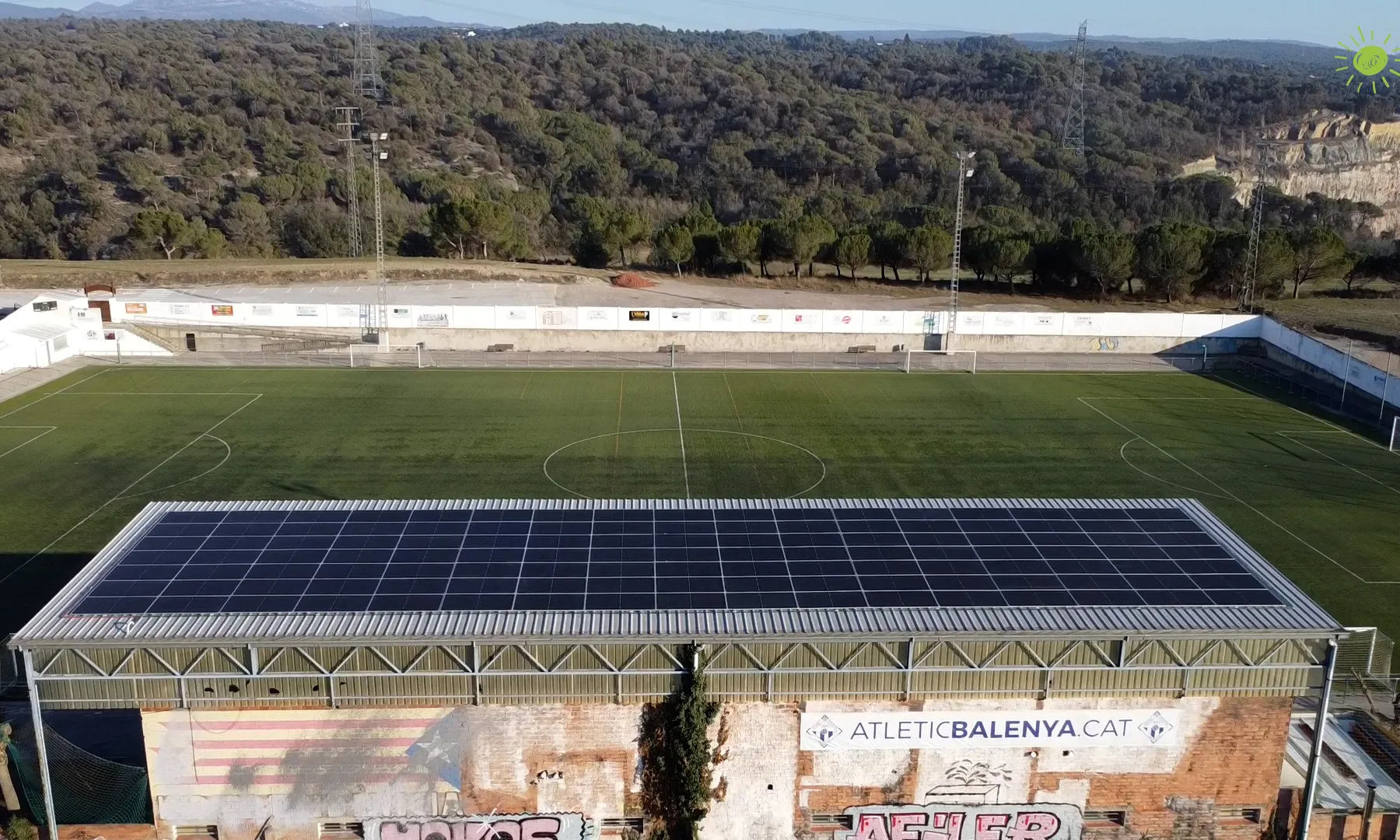 El camp de futbol de Balenyà compta amb una instal·lació d'una placa fotovoltaica. Font: Balenyà Sostenible.