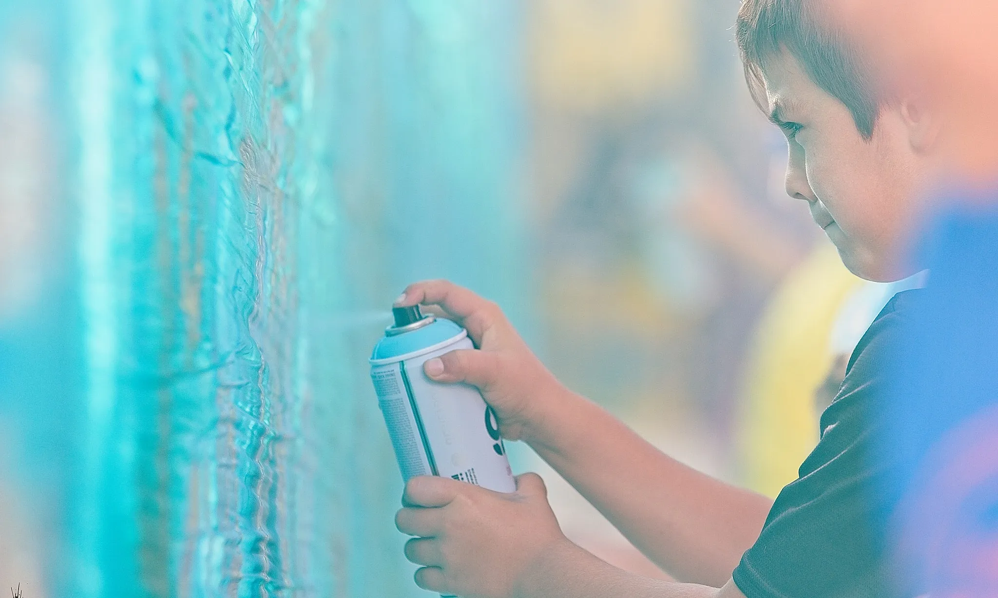 Una de les activitats que es realitza és el taller de grafiti, a través del qual es pinta un mural conjunt a una de les parets de Can Ricart.