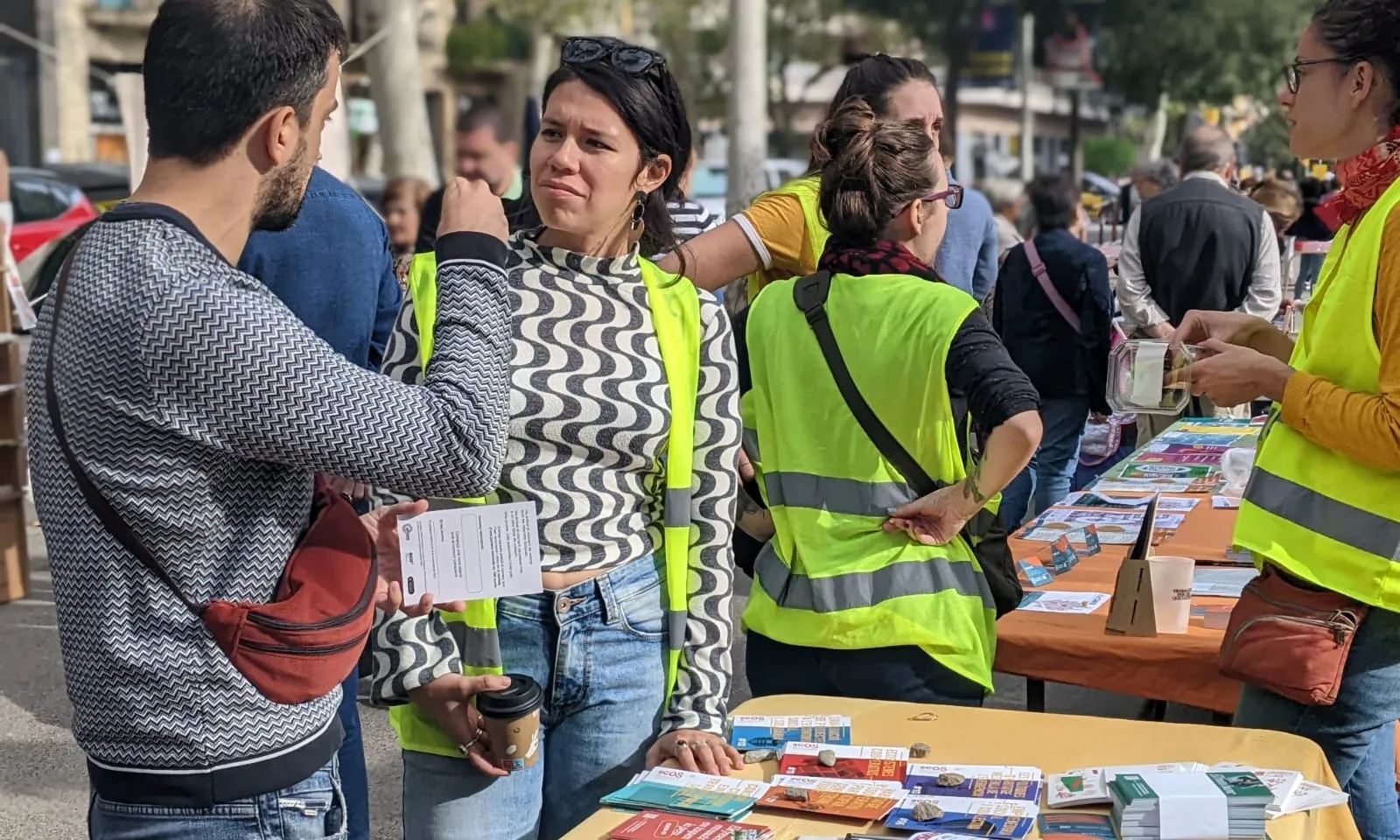La campanya #DeixemHo s'ha desplegat per la zona de l'Eixample Nord de Barcelona i ha organitzat diferents accions per conscienciar les veïnes i crear aliances.